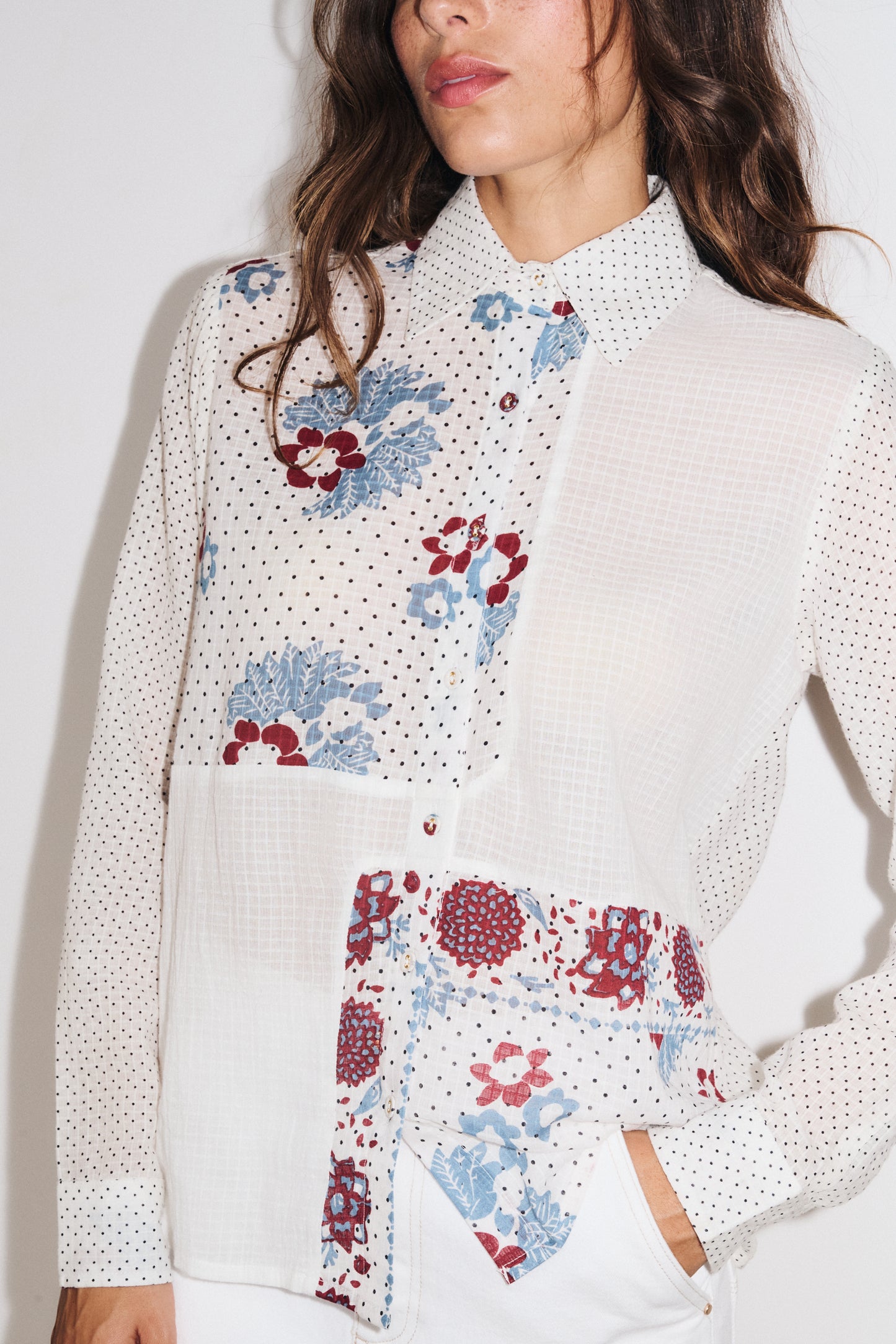 Détail du travail patch mix & match de la chemise Sunny