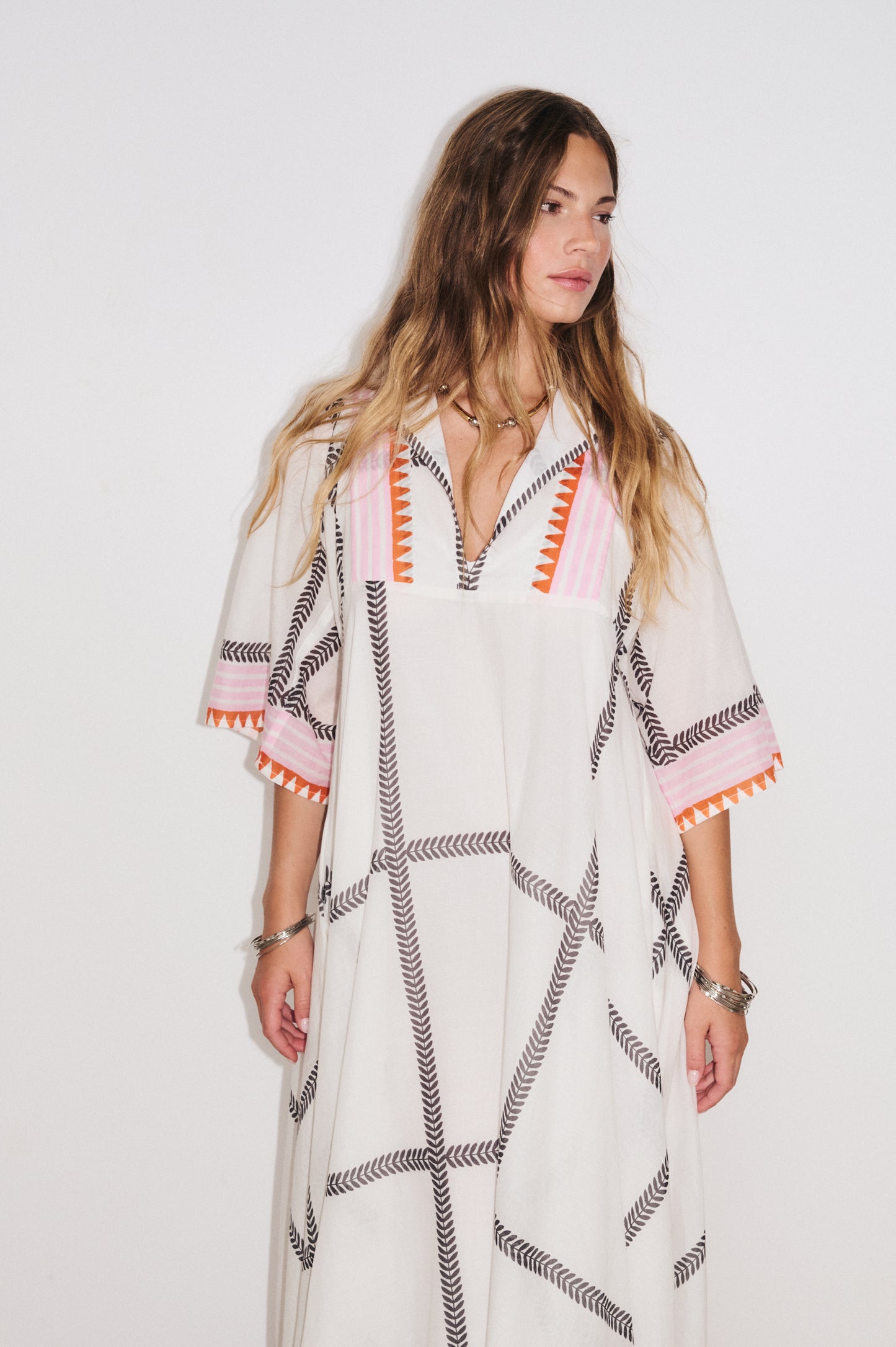 Robe Solène Stella Forest portée, coupe structurée et fluide
