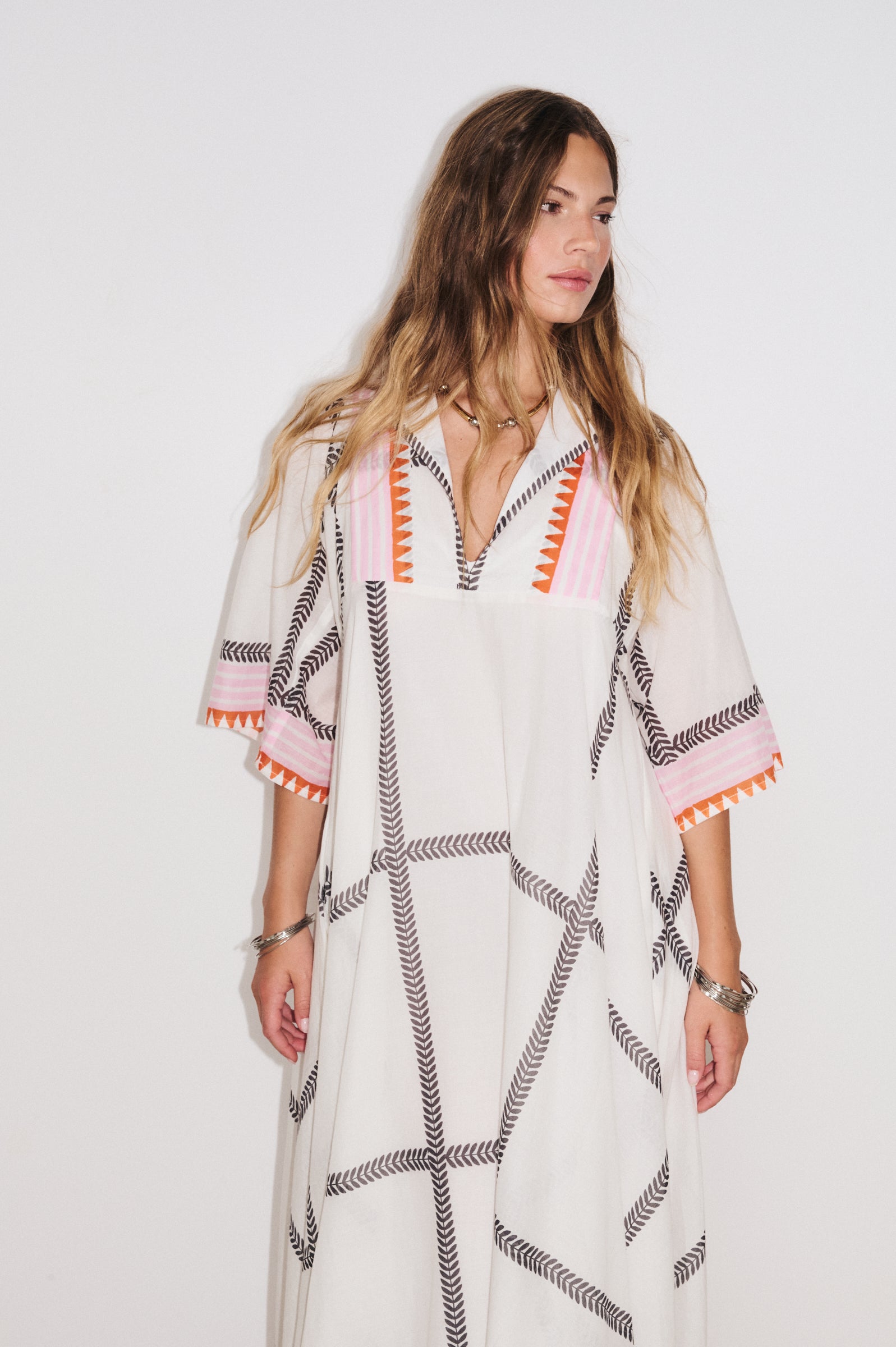 Robe Solène Stella Forest portée, coupe structurée et fluide