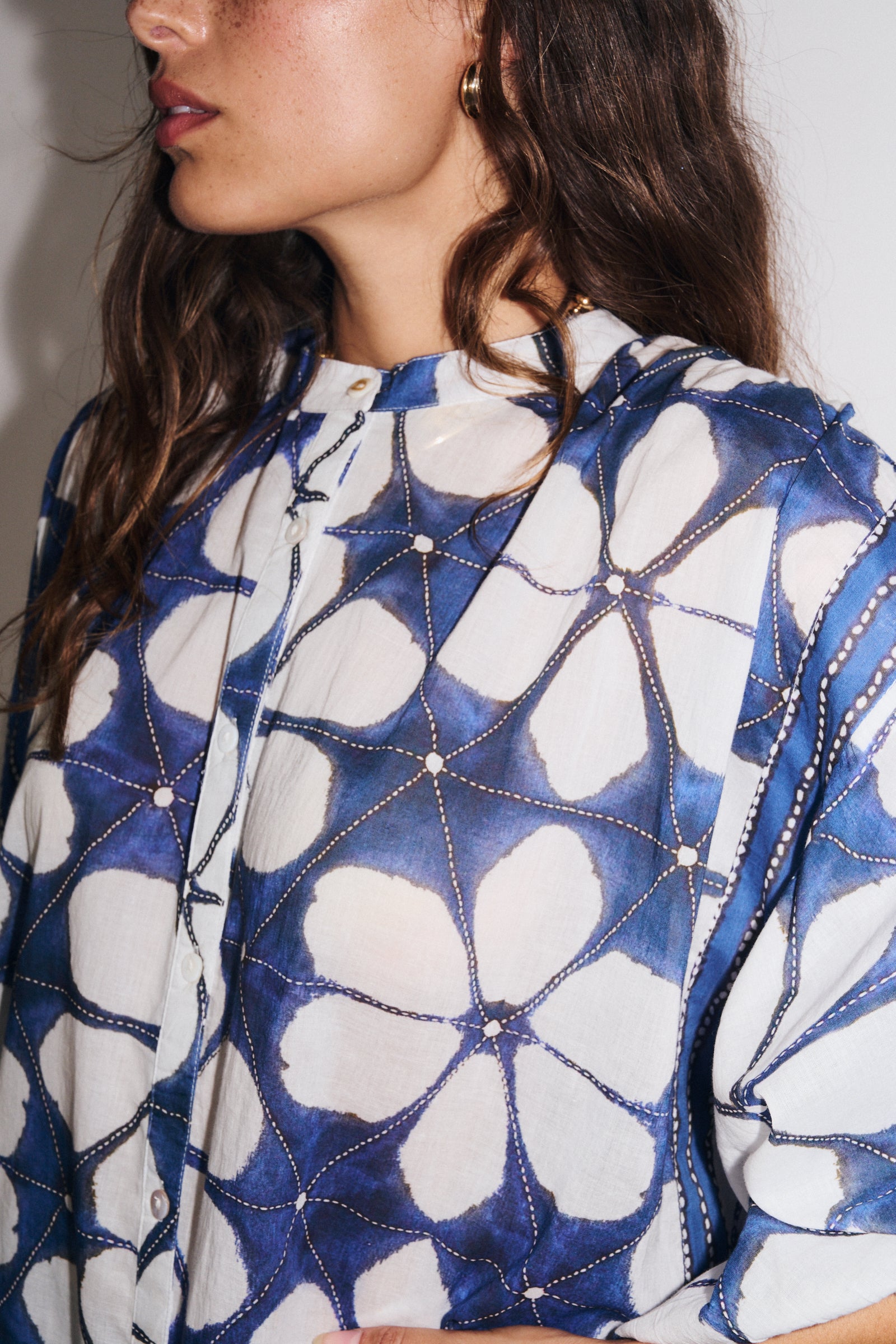 Détail bande graphique blouse coton indigo