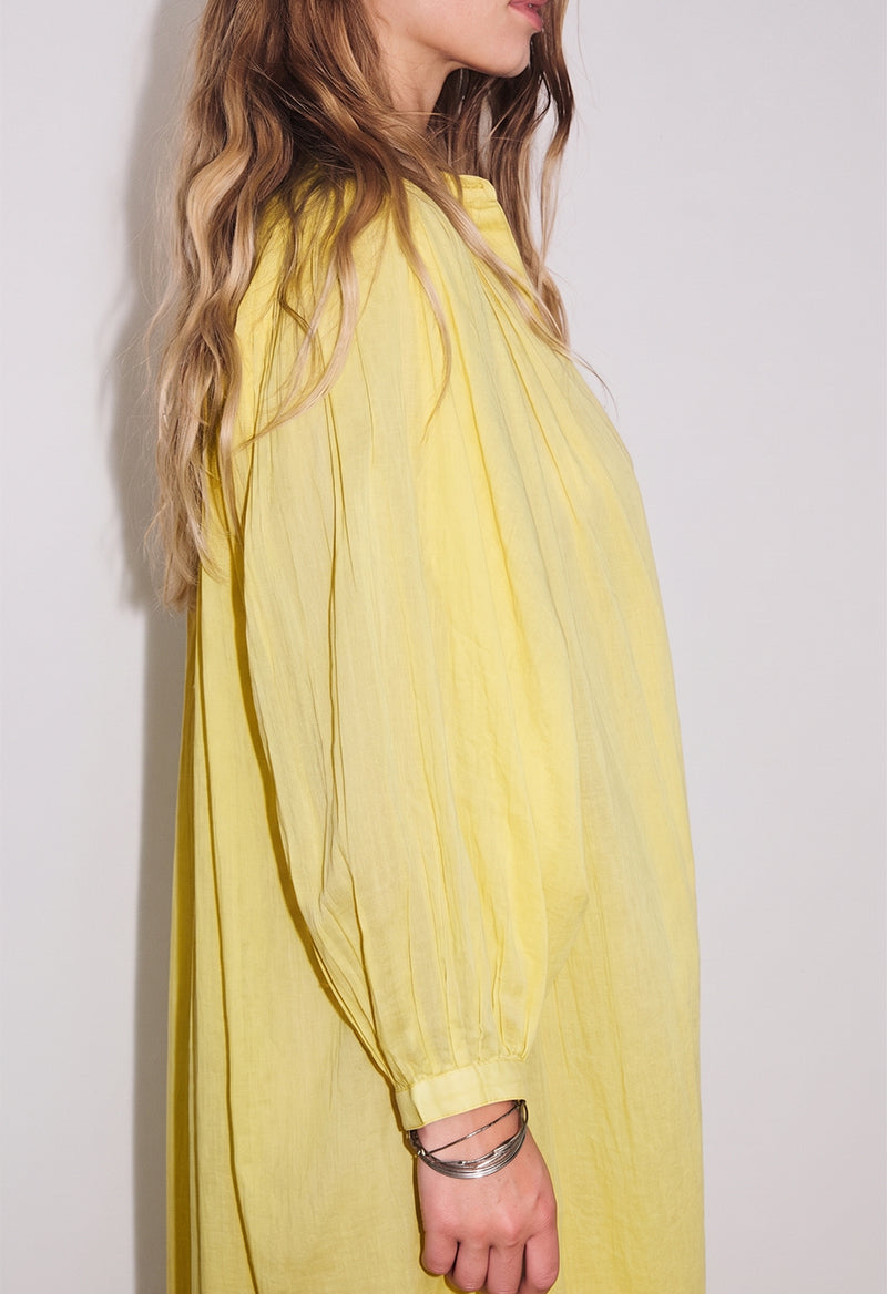 Détail des manches bouffantes de la robe midaxi Gaia en voile de coton pigment dye coloris acidulés 