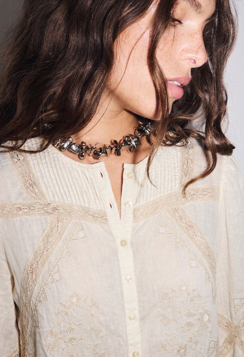 Détail pintucks et plastron chemise Carla écrue femme Stella Forest