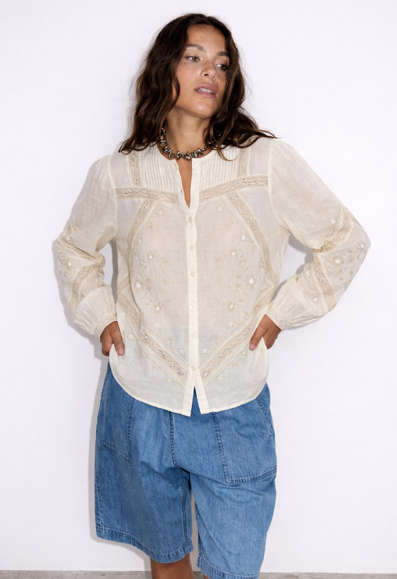 Chemise Carla écrue manches légèrement bouffantes et plastron travaillé