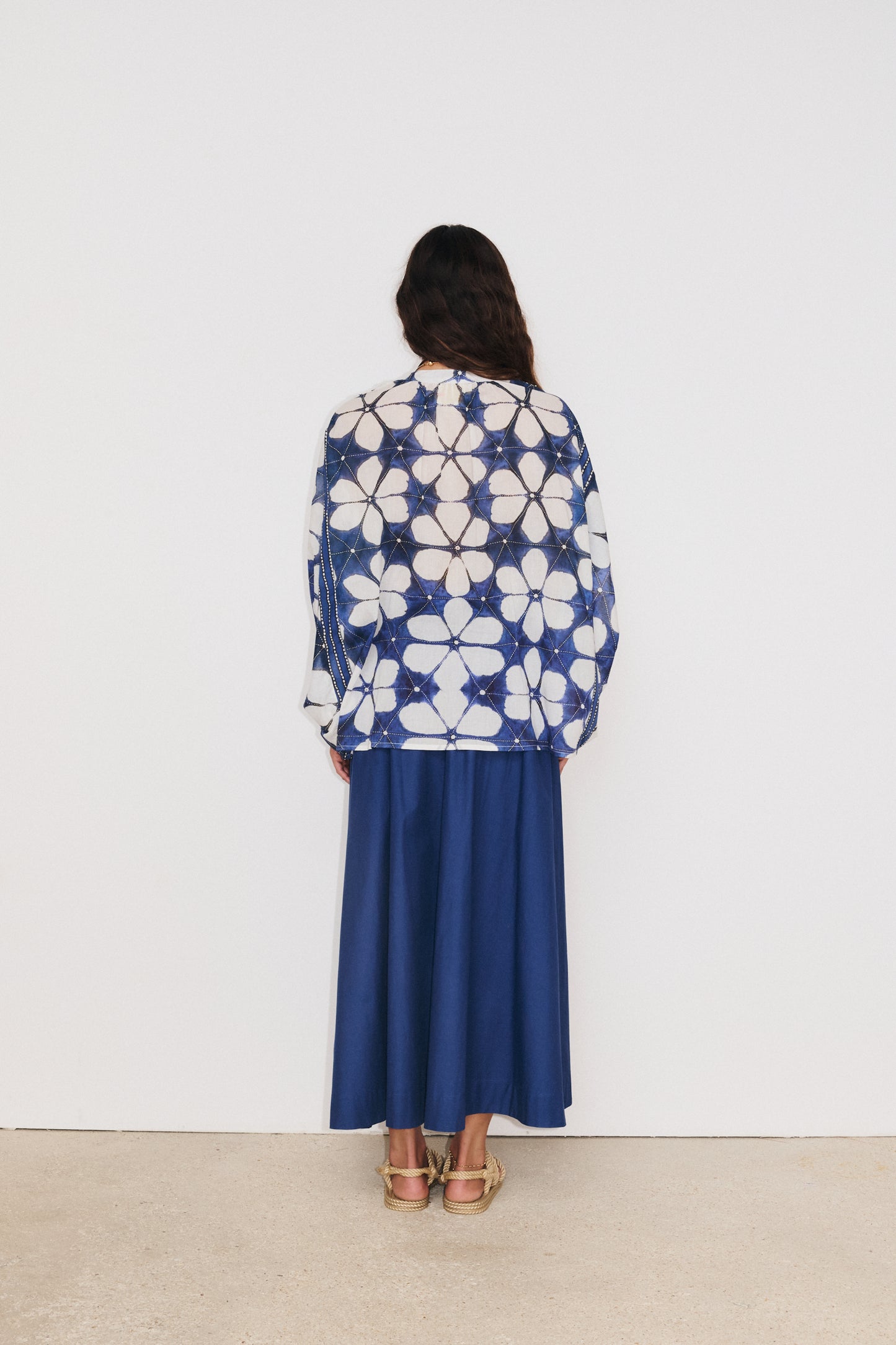 Détail tissu voile de coton de la blouse Lotus indigo Stella Forest vue de dos