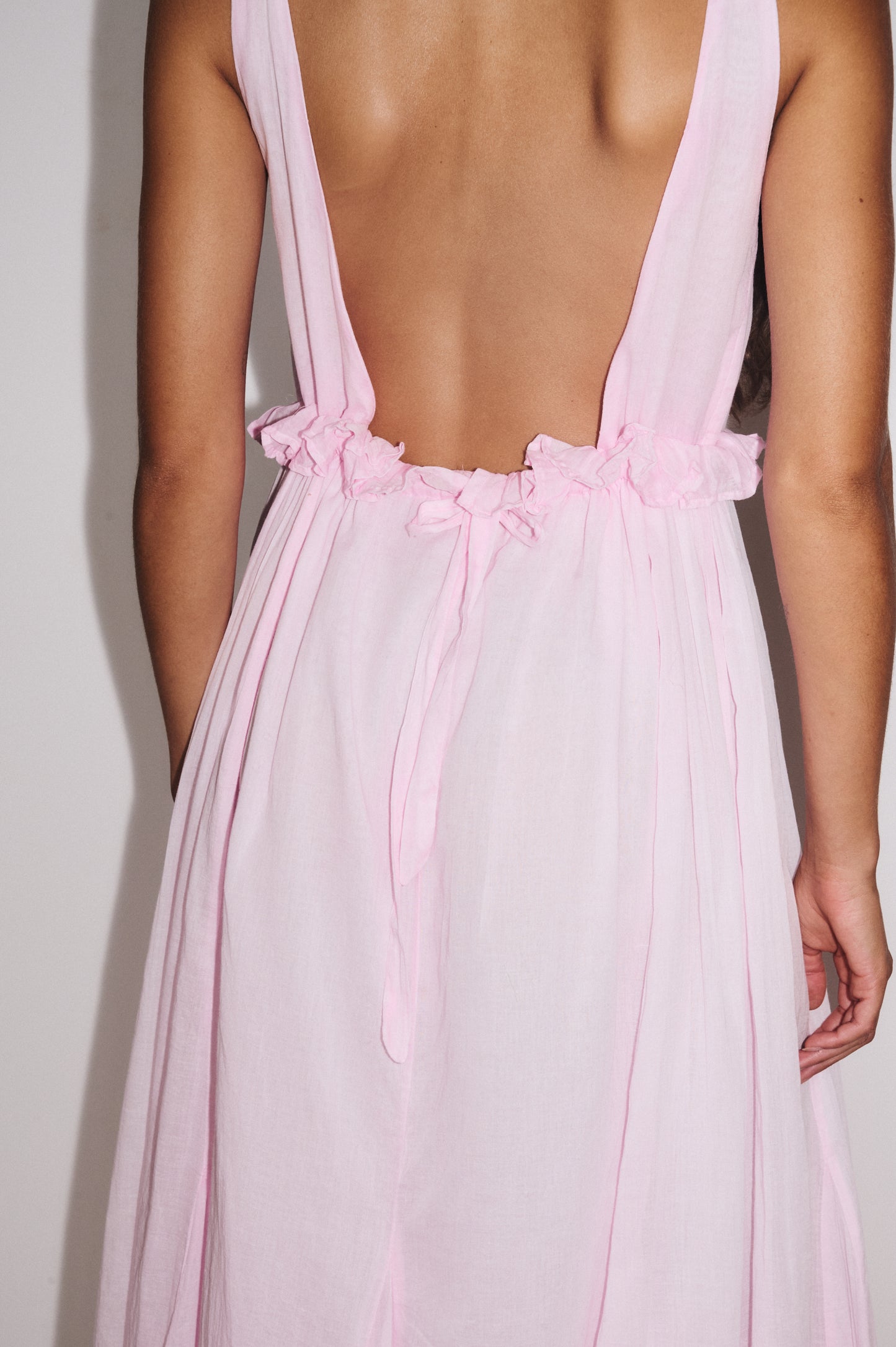 Robe Gaia blush Stella Forest vue dos, coupe longue aérienne et dos dégagé élégant