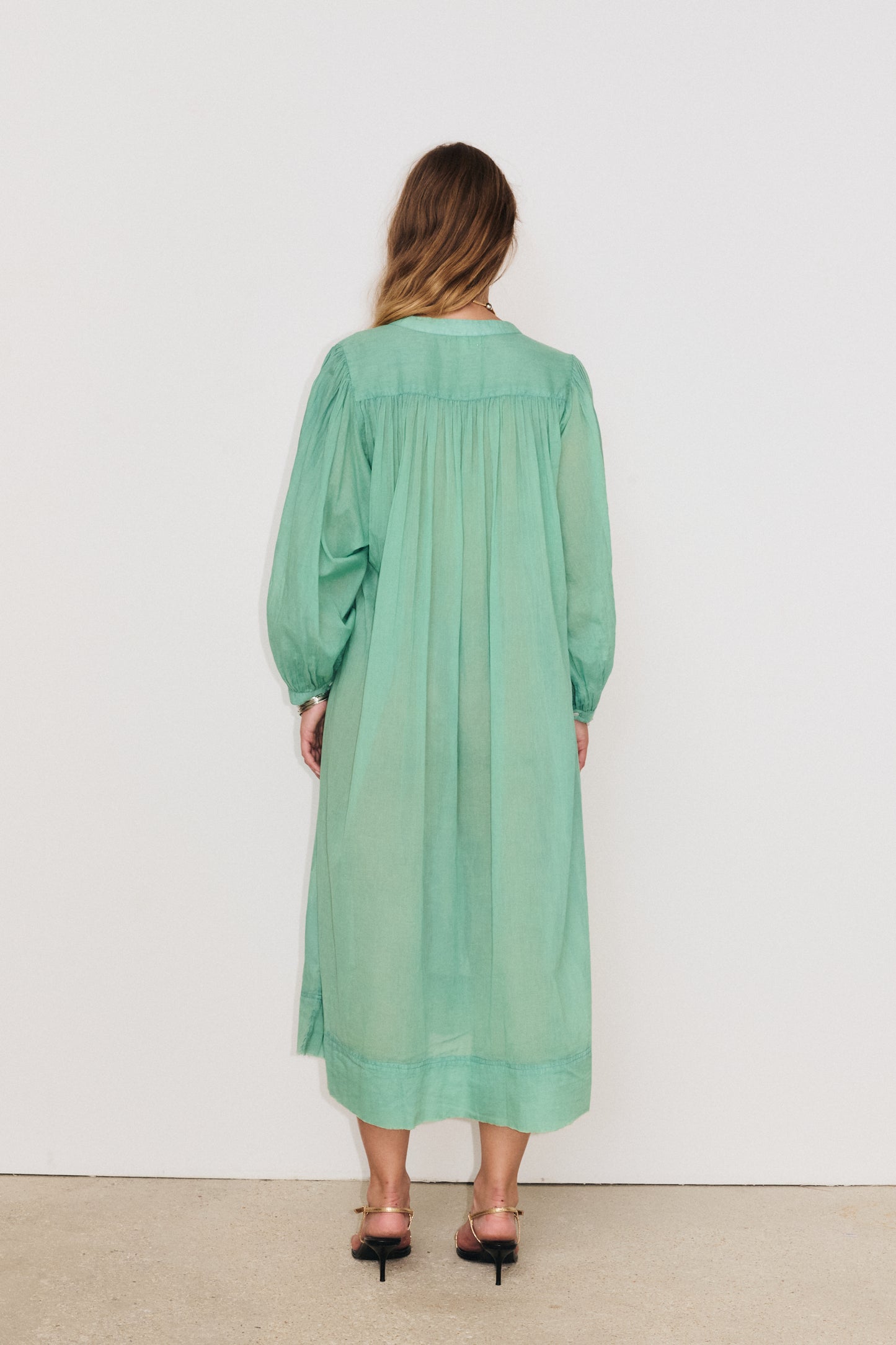 Robe Gaia Stella Forest vue dos, manches ballon et volume froncé fluide