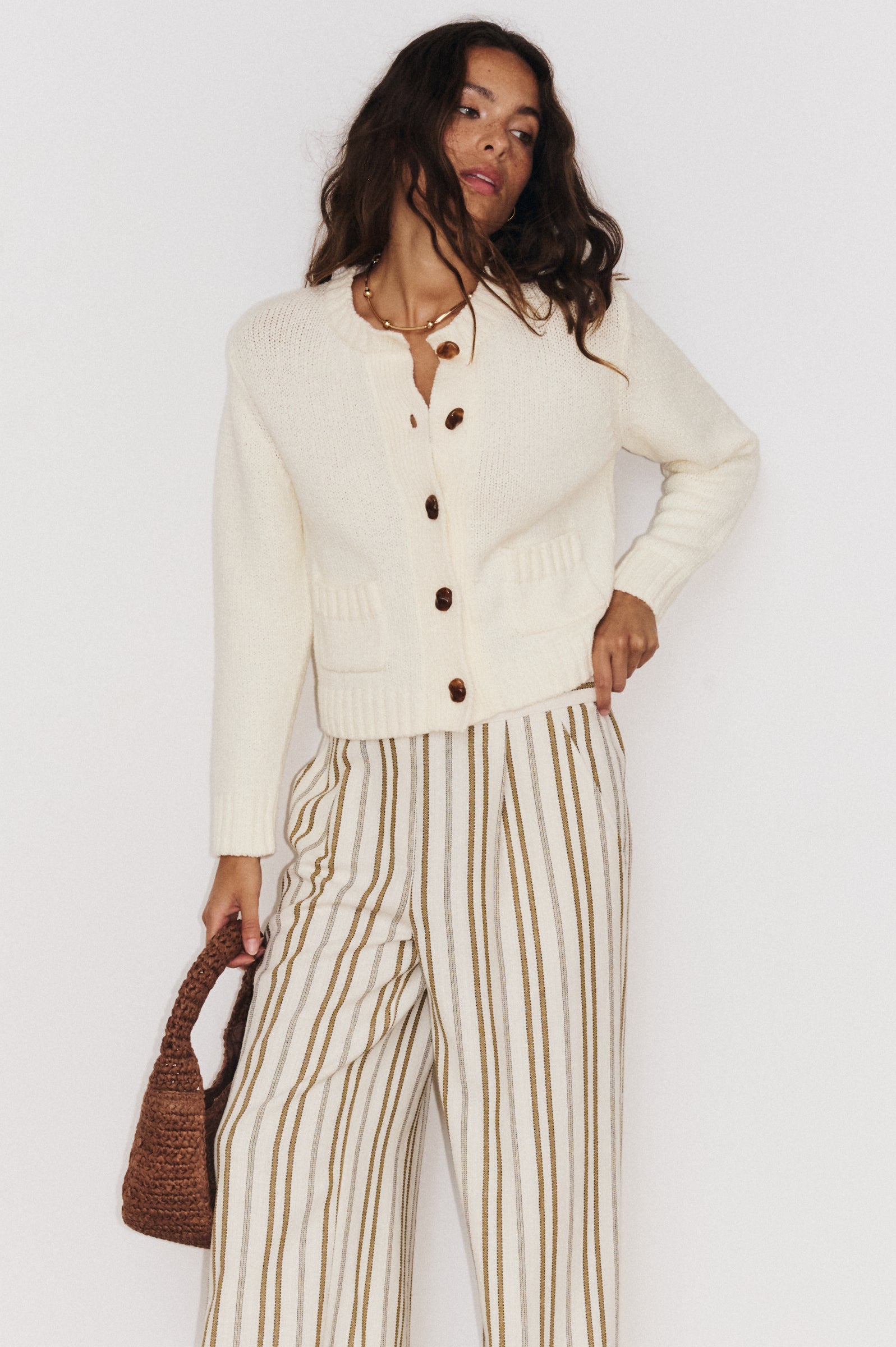 Total look Stella Forest : gilet Aza porté avec le pantalon Panama.