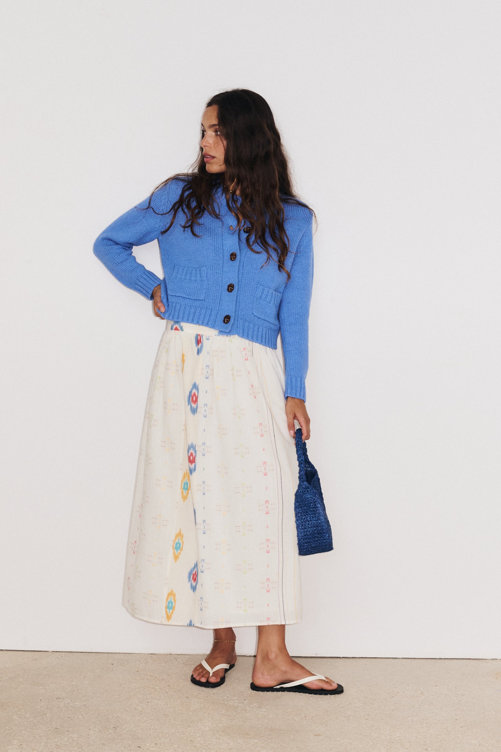 Total look Stella Forest : gilet Aza porté avec une jupe fluide, style bohème chic.