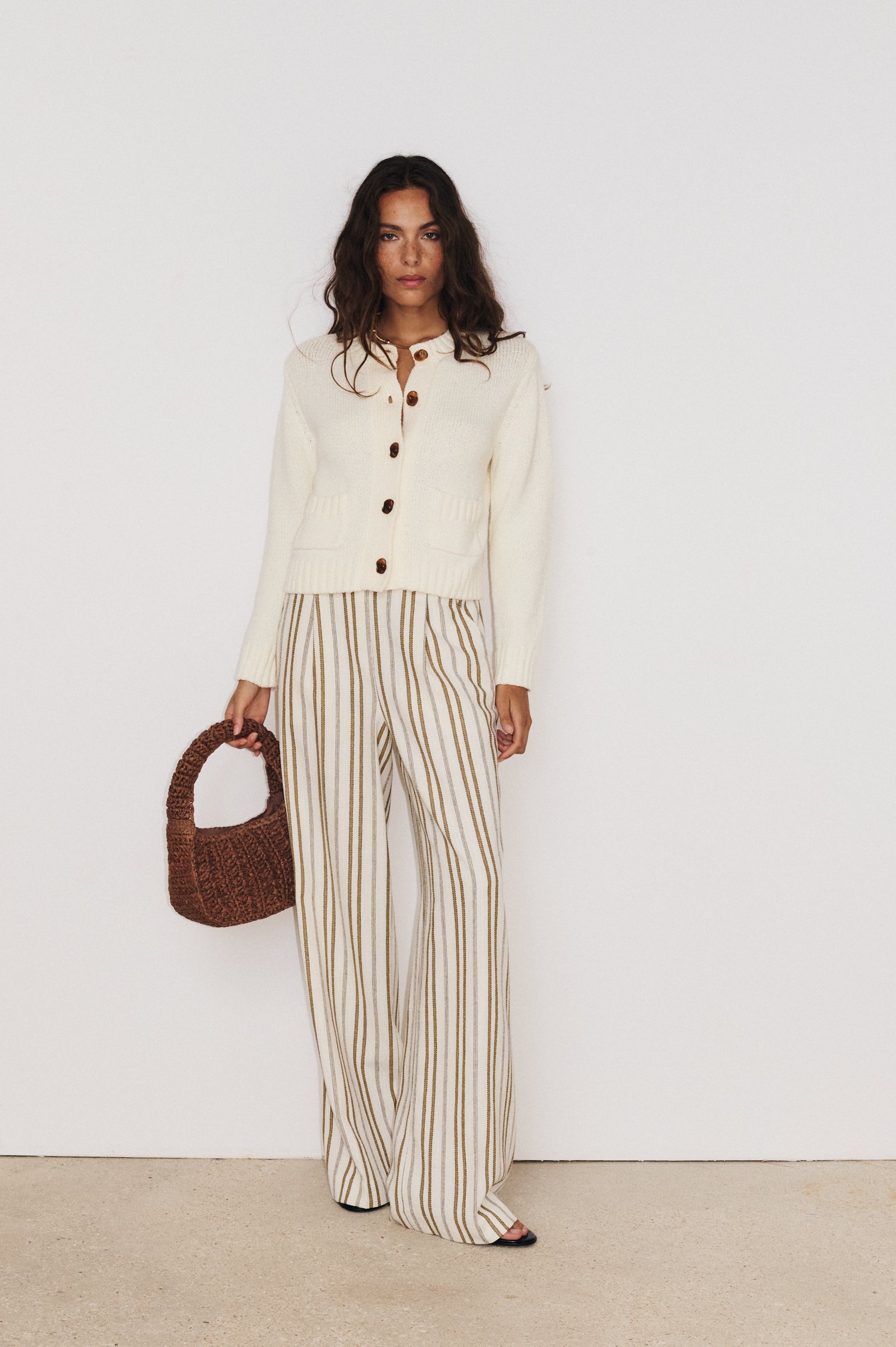 Total look Stella Forest : gilet Aza porté avec un pantalon fluide, style bohème chic.