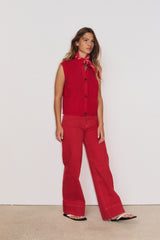 Gilet Kim rouge en coton porté, look décontracté chic Stella Forest