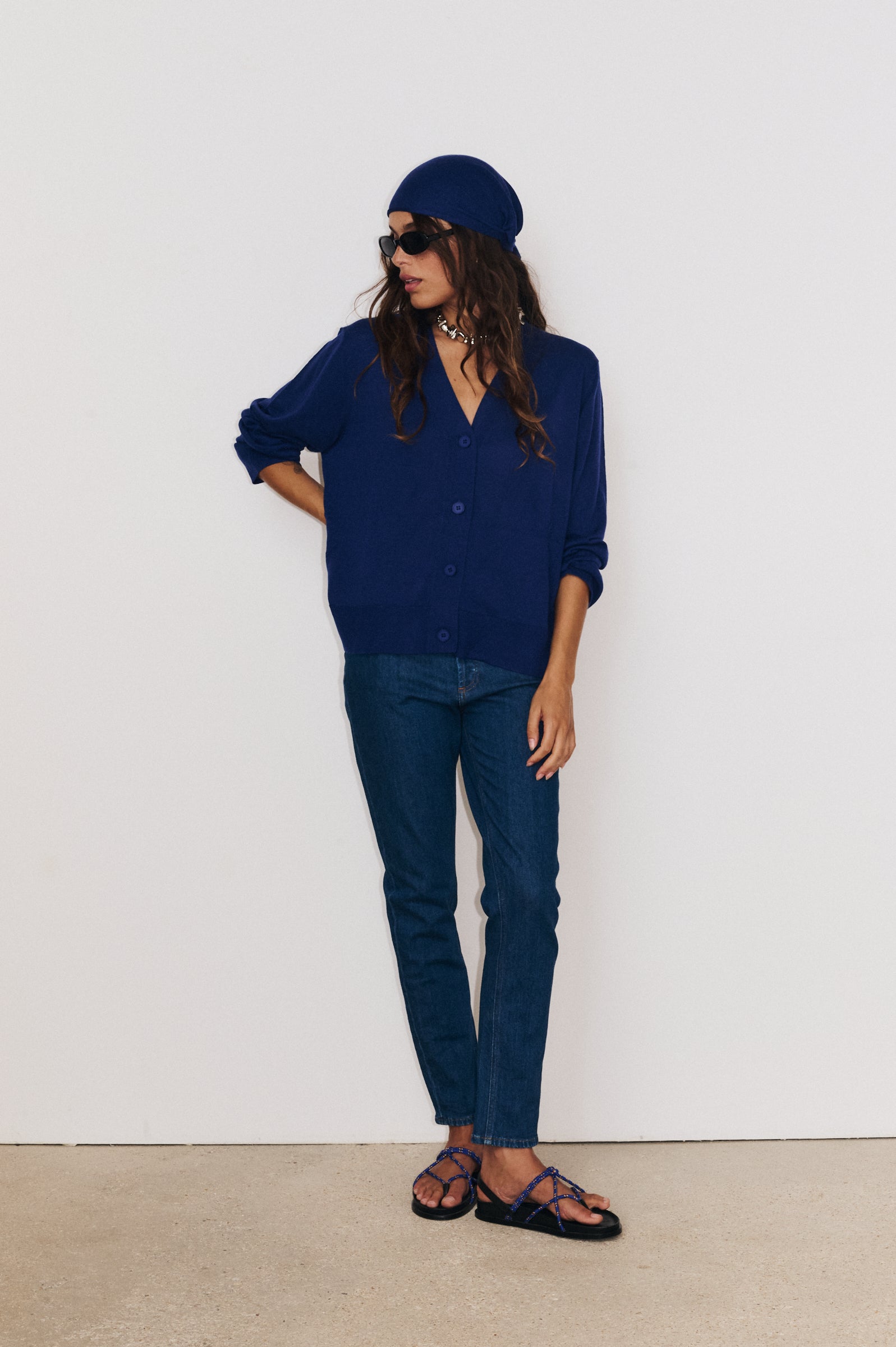 Gilet tessa en couleur bleu indigo porté en total look décontracté chic
