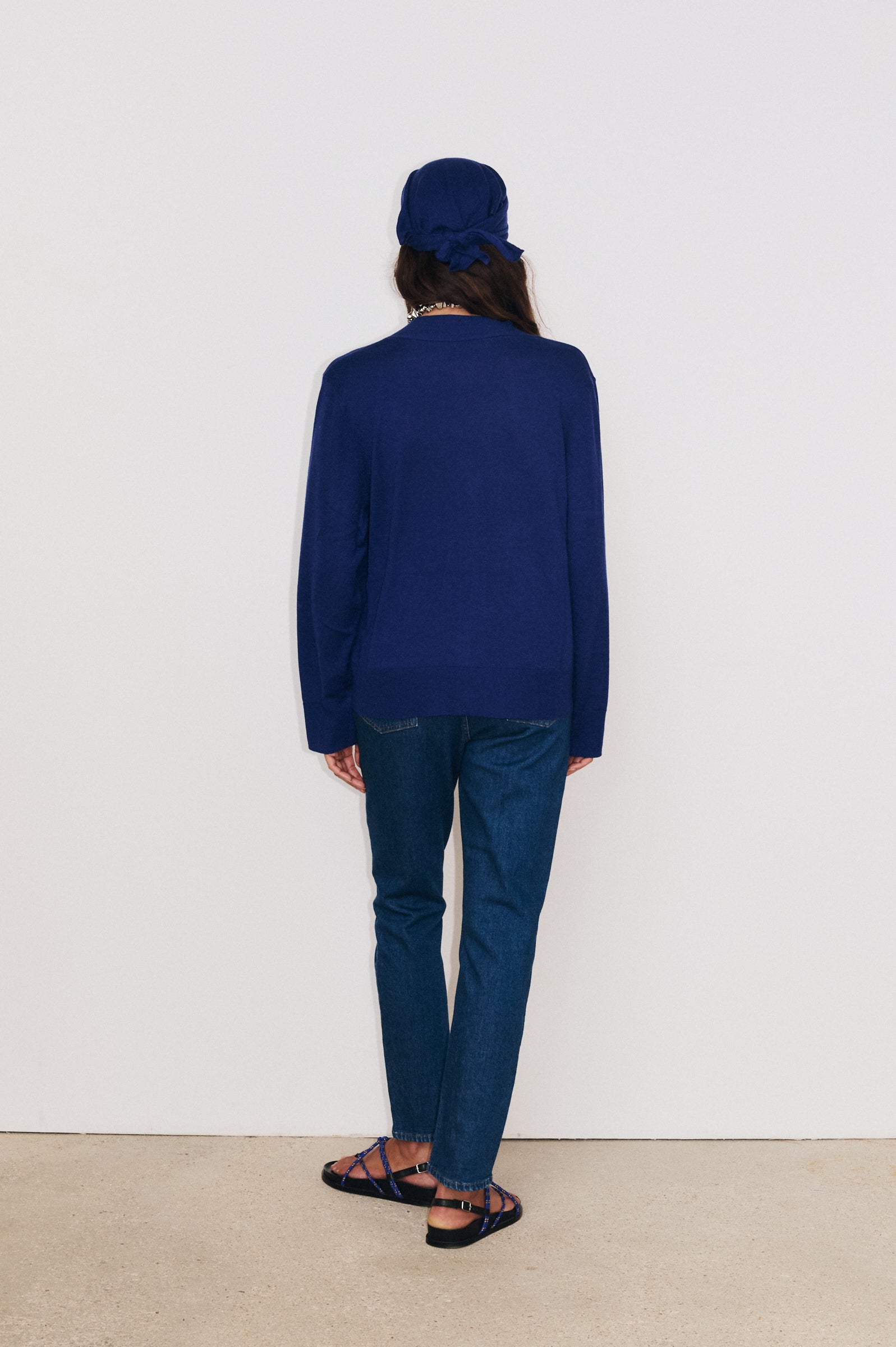 vue de dos du gilet tessa indigo, coupe confortable 
