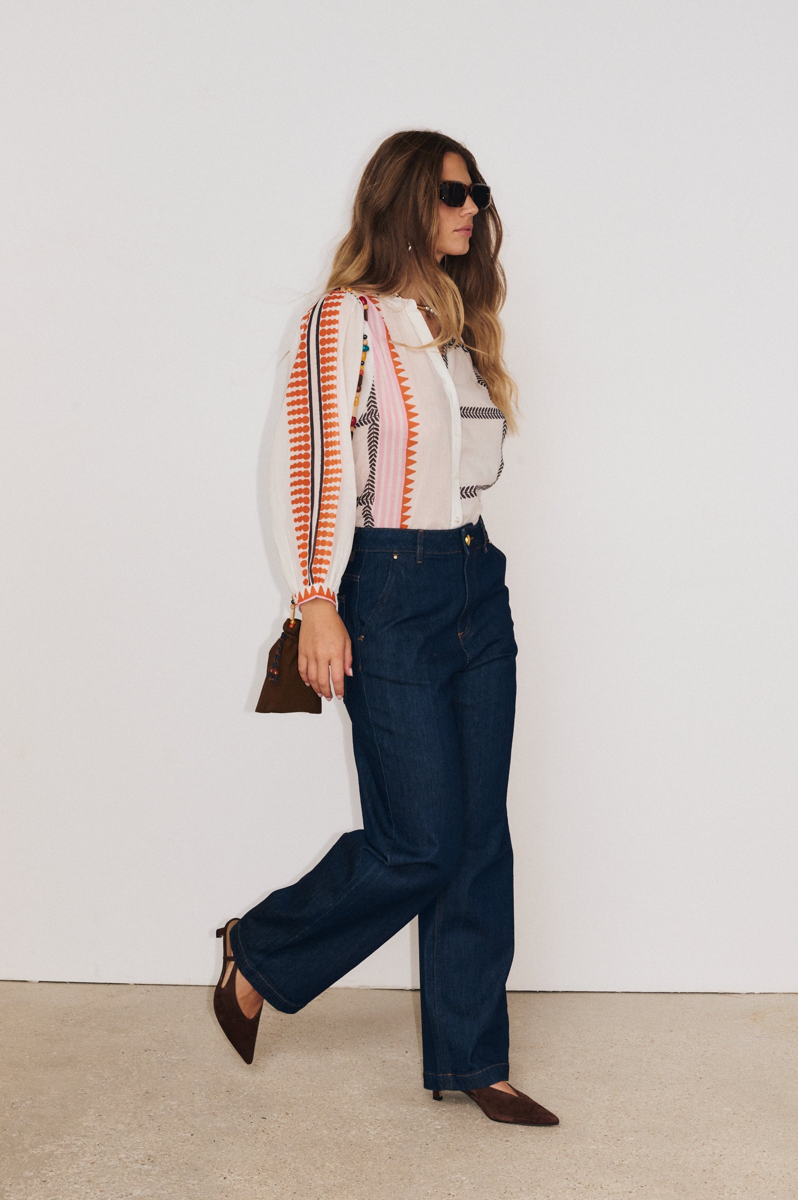 Chemise Solène écrue en voile de coton à imprimé patché portée avec le pantalon Madison
