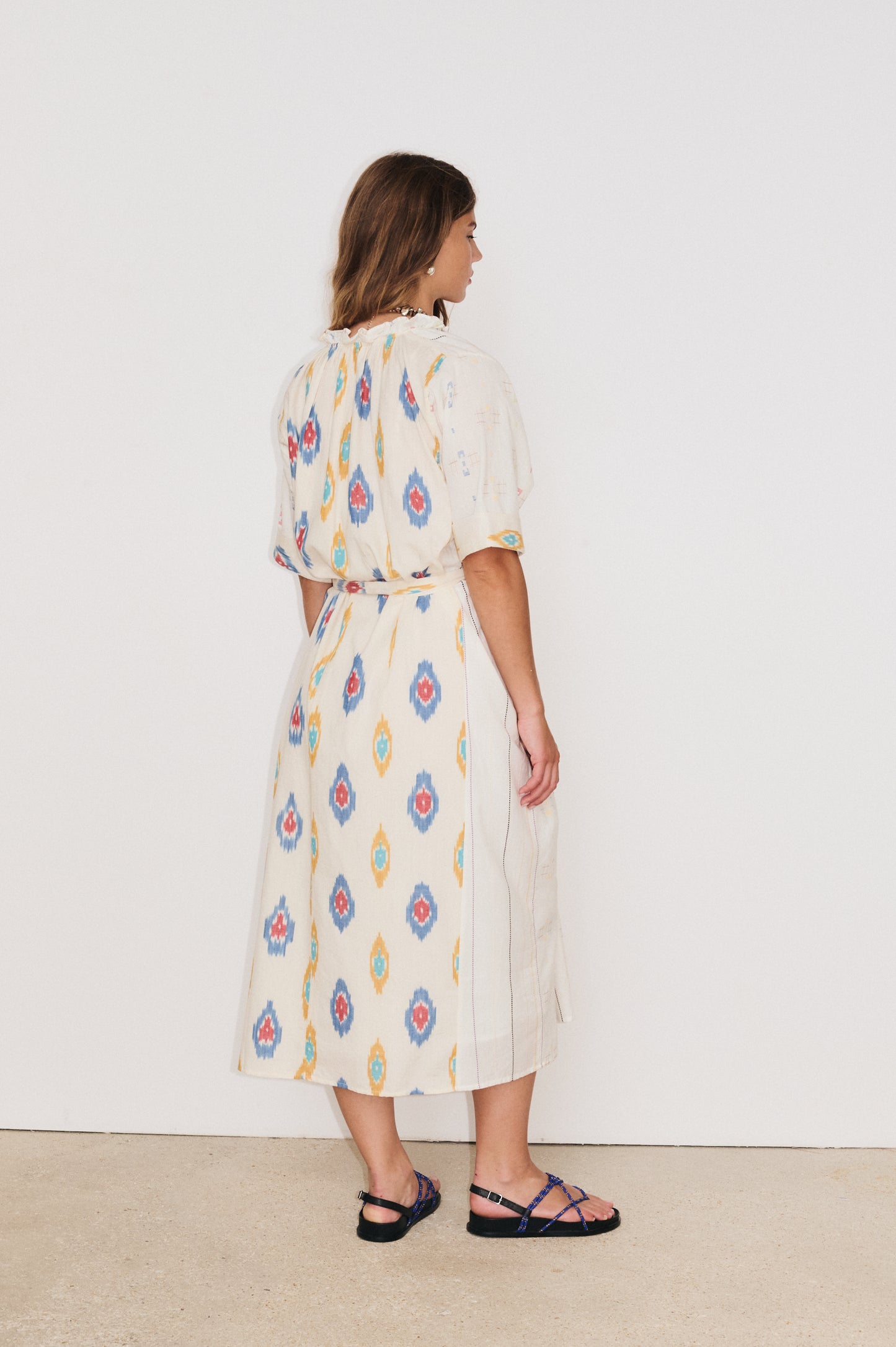 Détail patchwork multicolore de la robe Kaia en coton écru en vue de dos