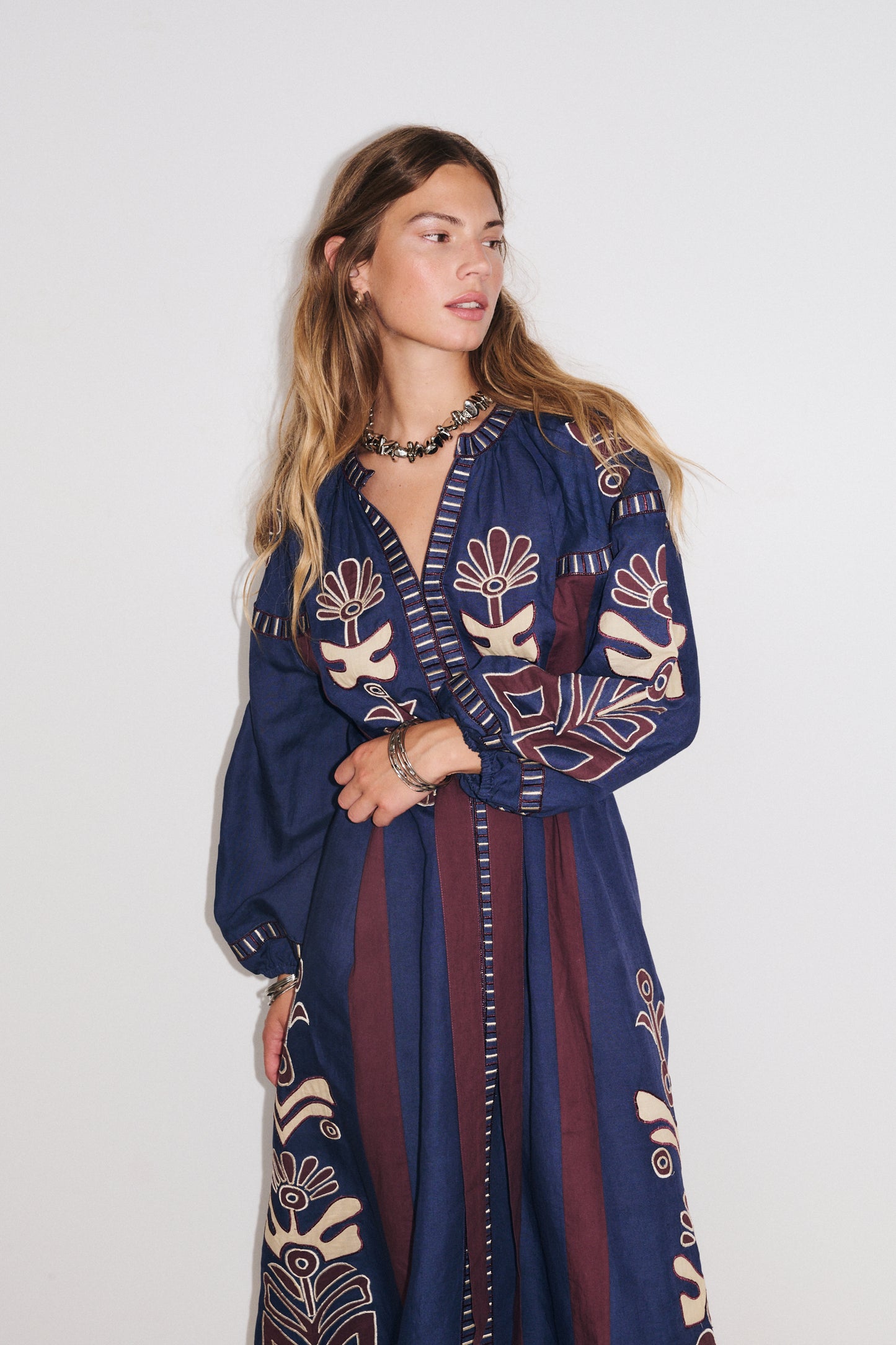 Détails robe Anouck indigo Stella Forest : encolure tunisienne, manches bouffantes et poignets élastiqués