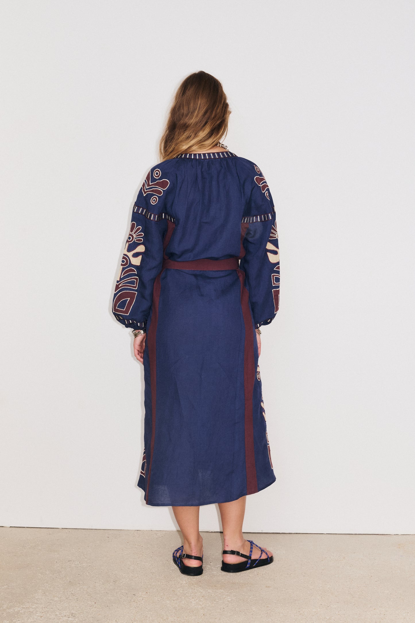 Robe Anouck indigo Stella Forest vue dos, coupe longue fluide et esprit bohème