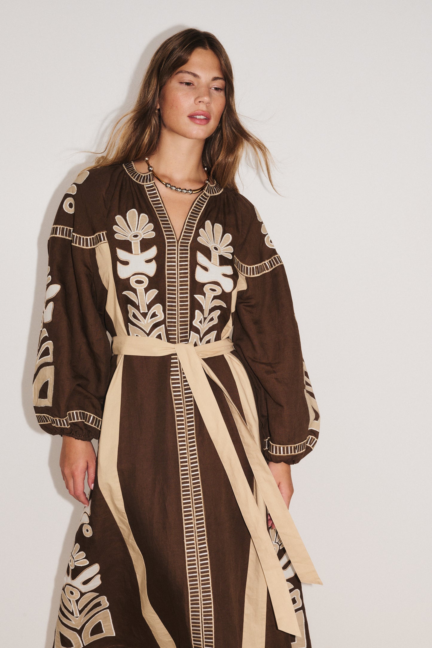 Détails robe Anouck Stella Forest : encolure tunisienne, manches bouffantes et poignets élastiqués