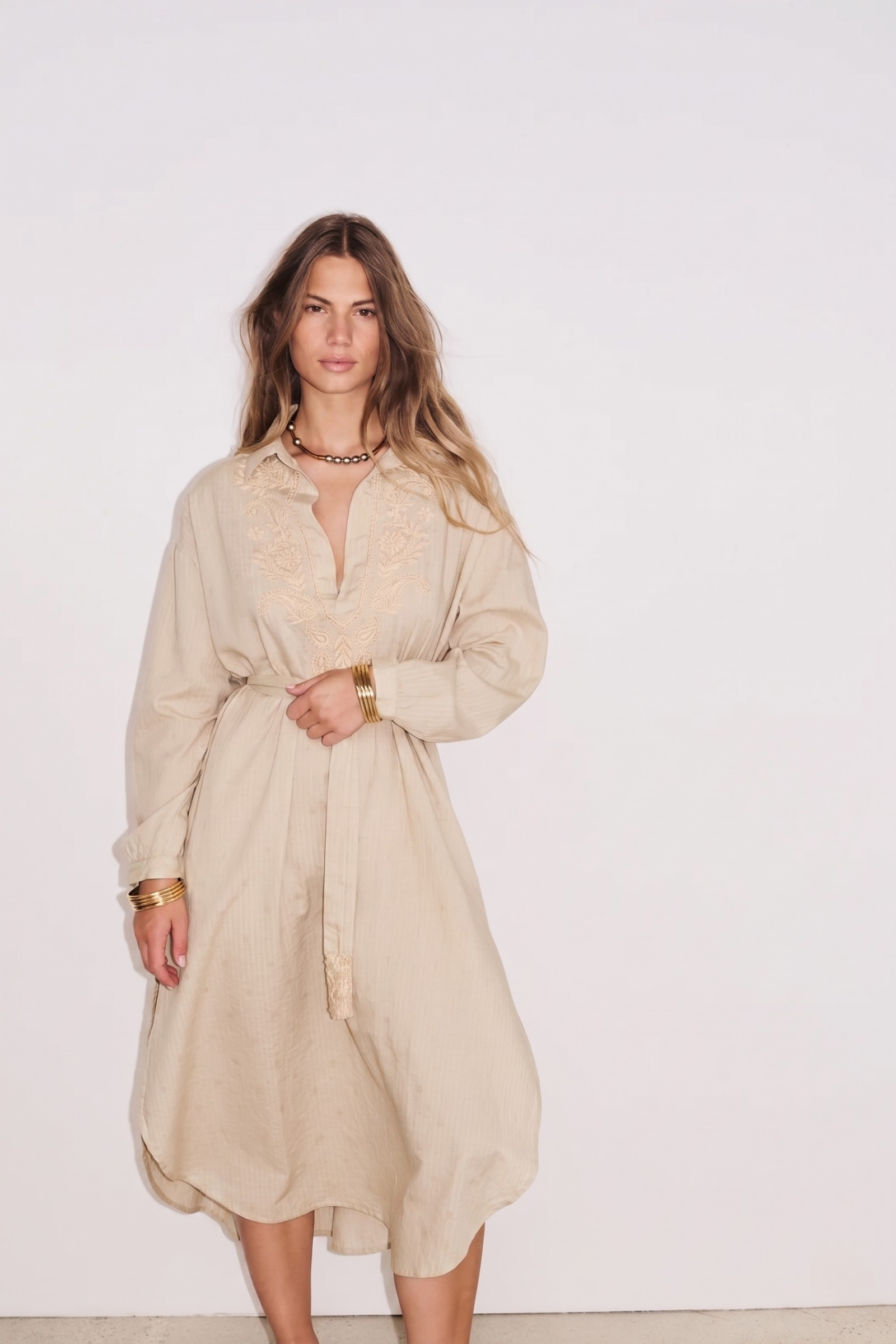 Robe Billie écru Stella Forest portée avec allure bohème chic