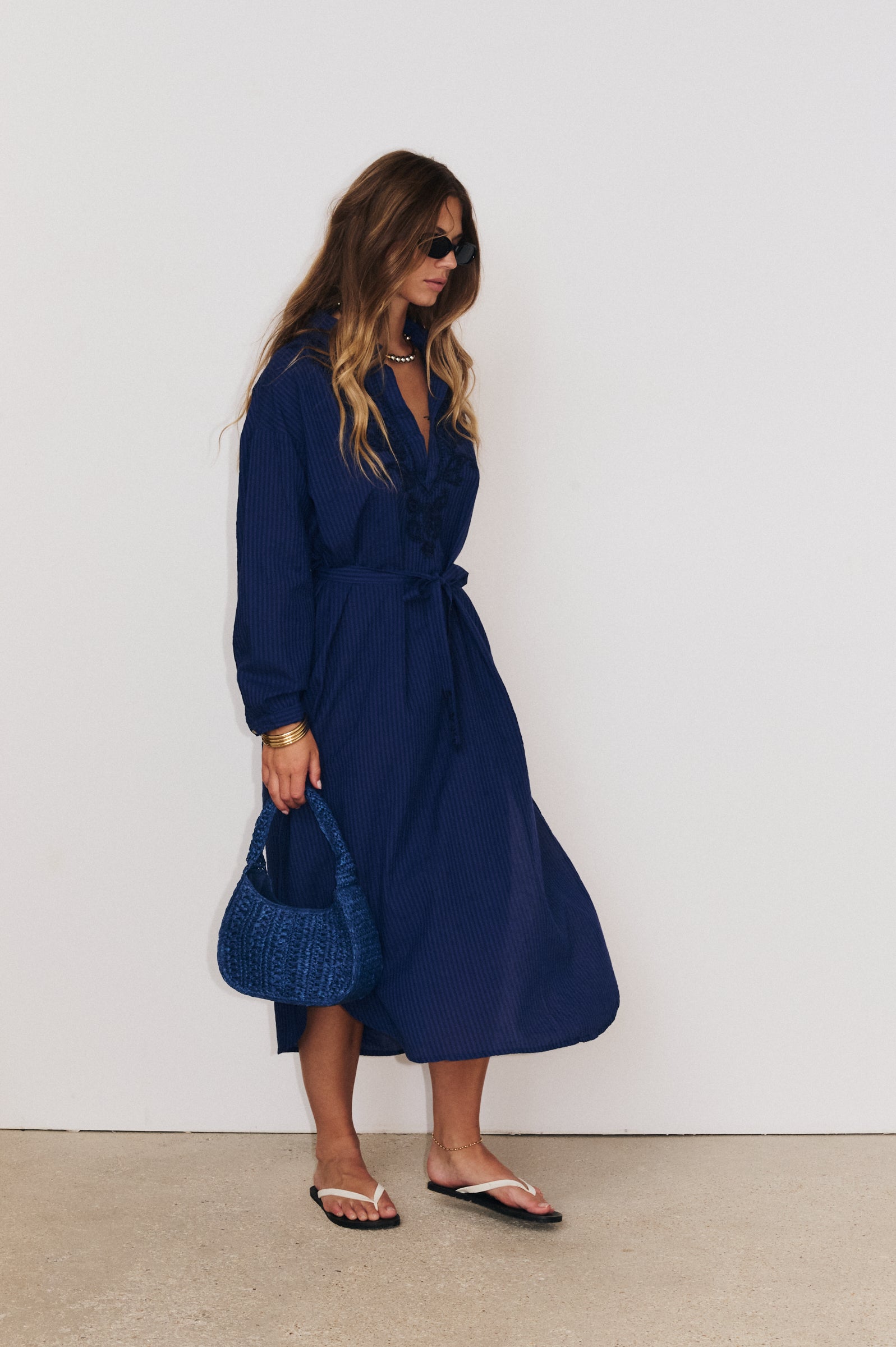 Robe Billie marine Stella Forest portée avec allure bohème chic