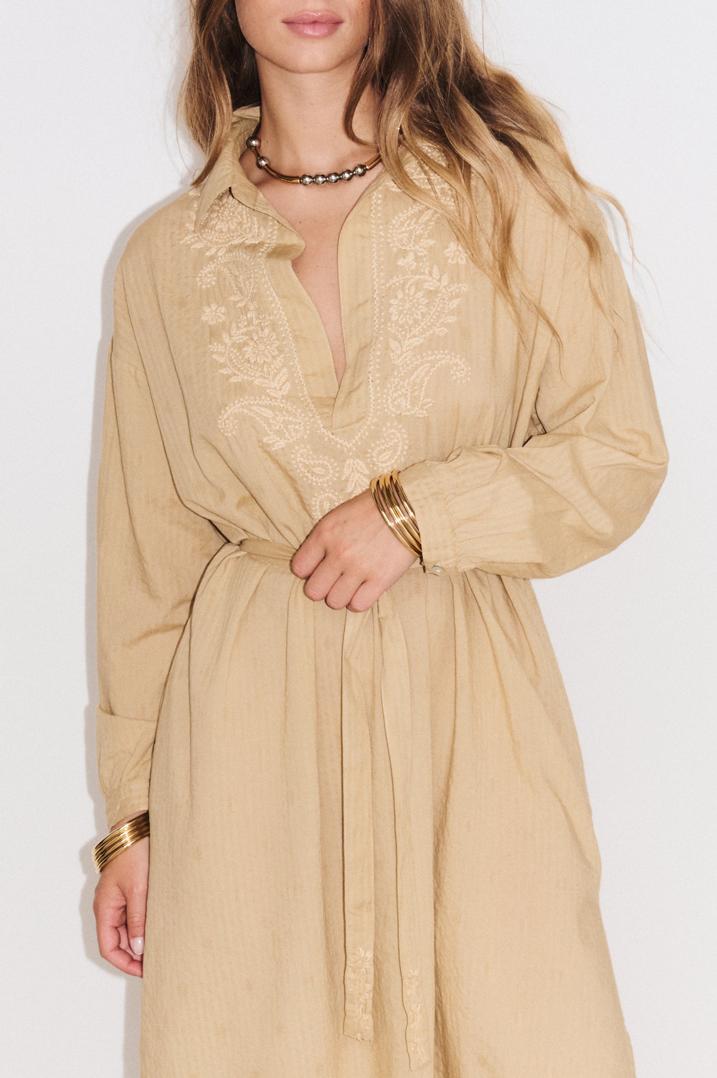 Robe longue Billie rafia Stella Forest vue de face avec broderie plastron