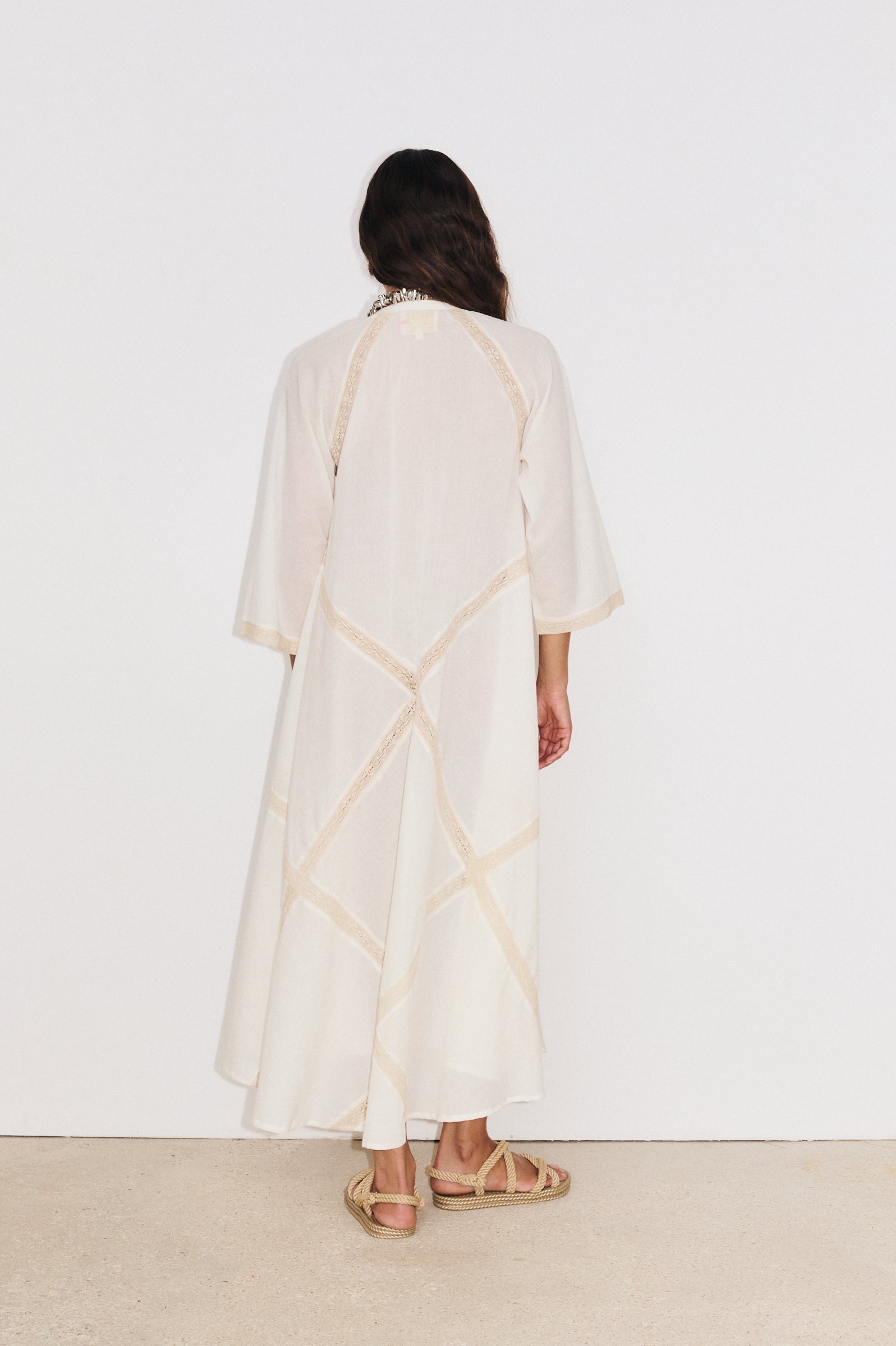 Robe Carla Stella Forest dos, tombé naturel et silhouette romantique