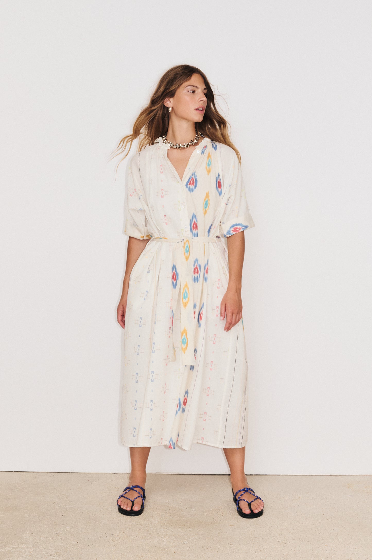 Robe chemise bohème chic Kaia portée avec sandales