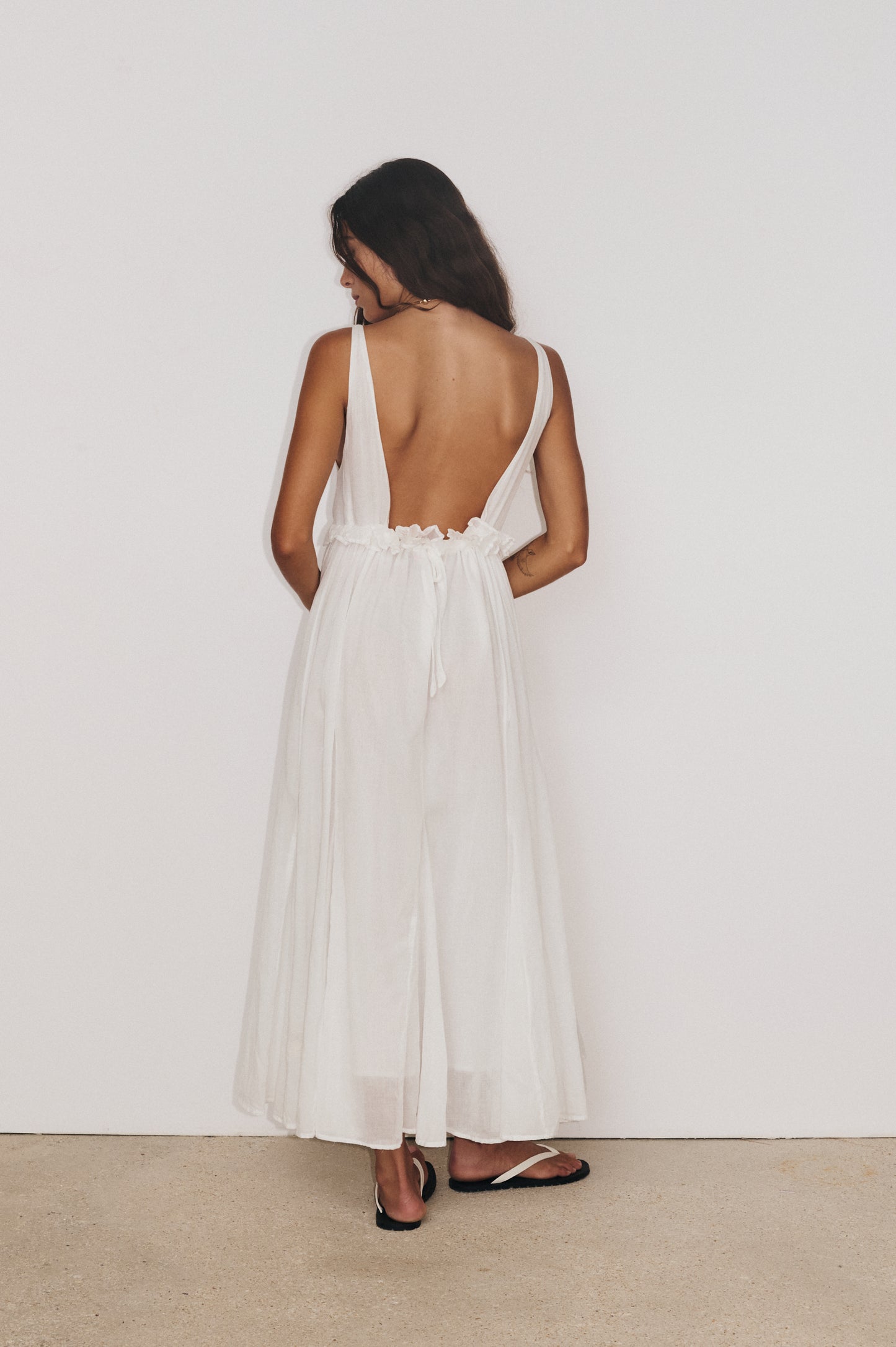 Robe Gaia blanc Stella Forest vue dos, coupe longue aérienne et dos dégagé élégant
