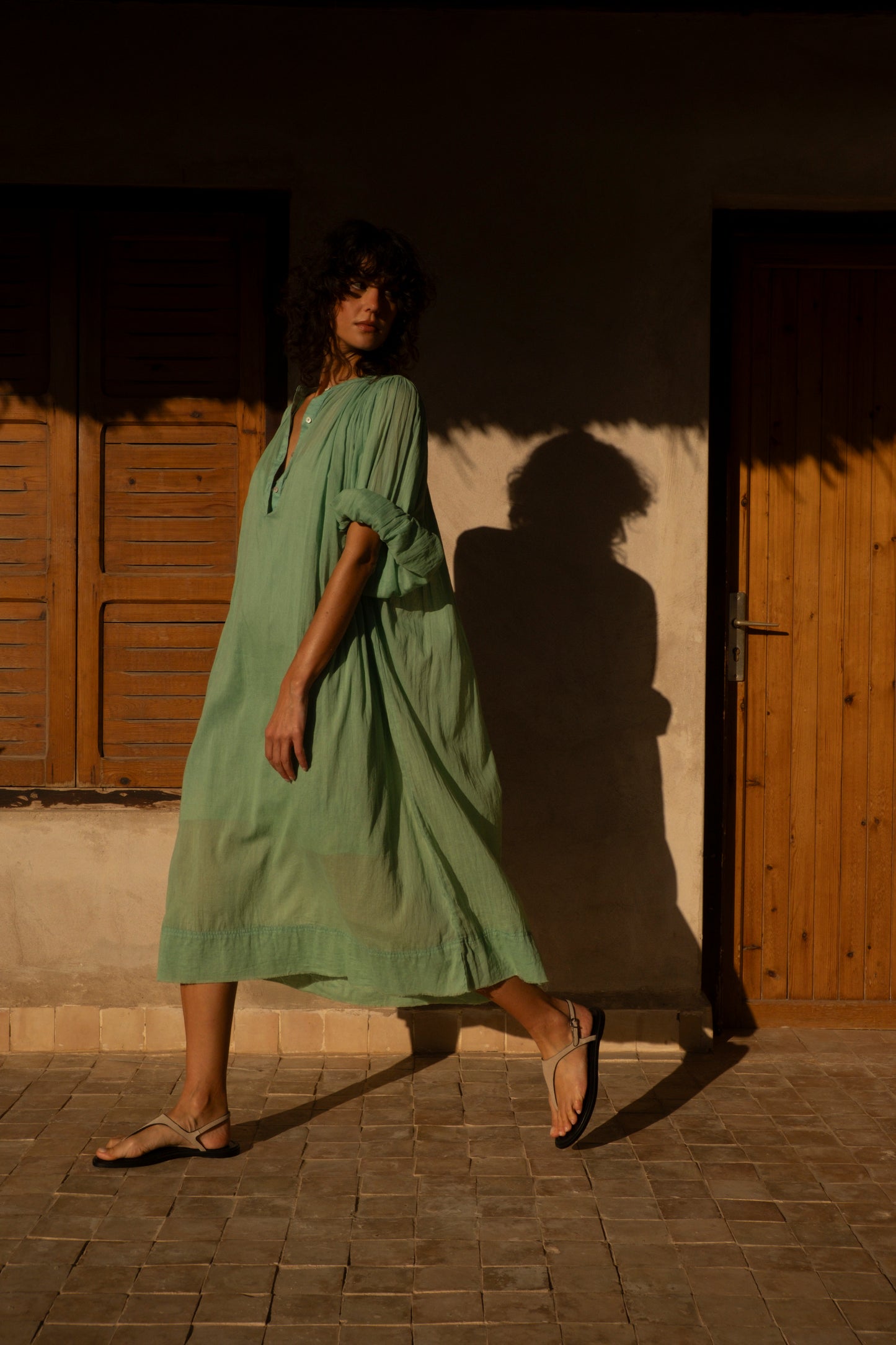 Robe midaxi Gaia céladon Stella Forest en voile de coton, coupe ample bohème chic