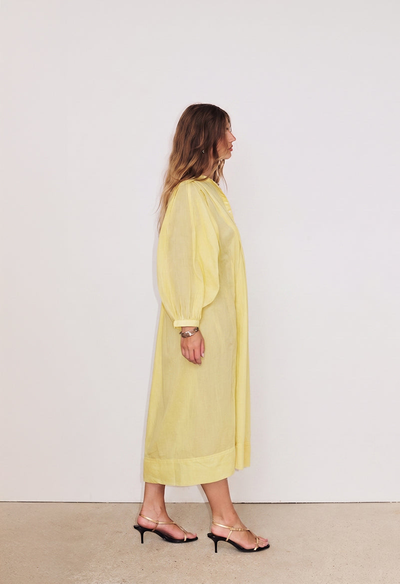 Robe midaxi Gaia en voile de coton pigment dye coloris citron vue de profil