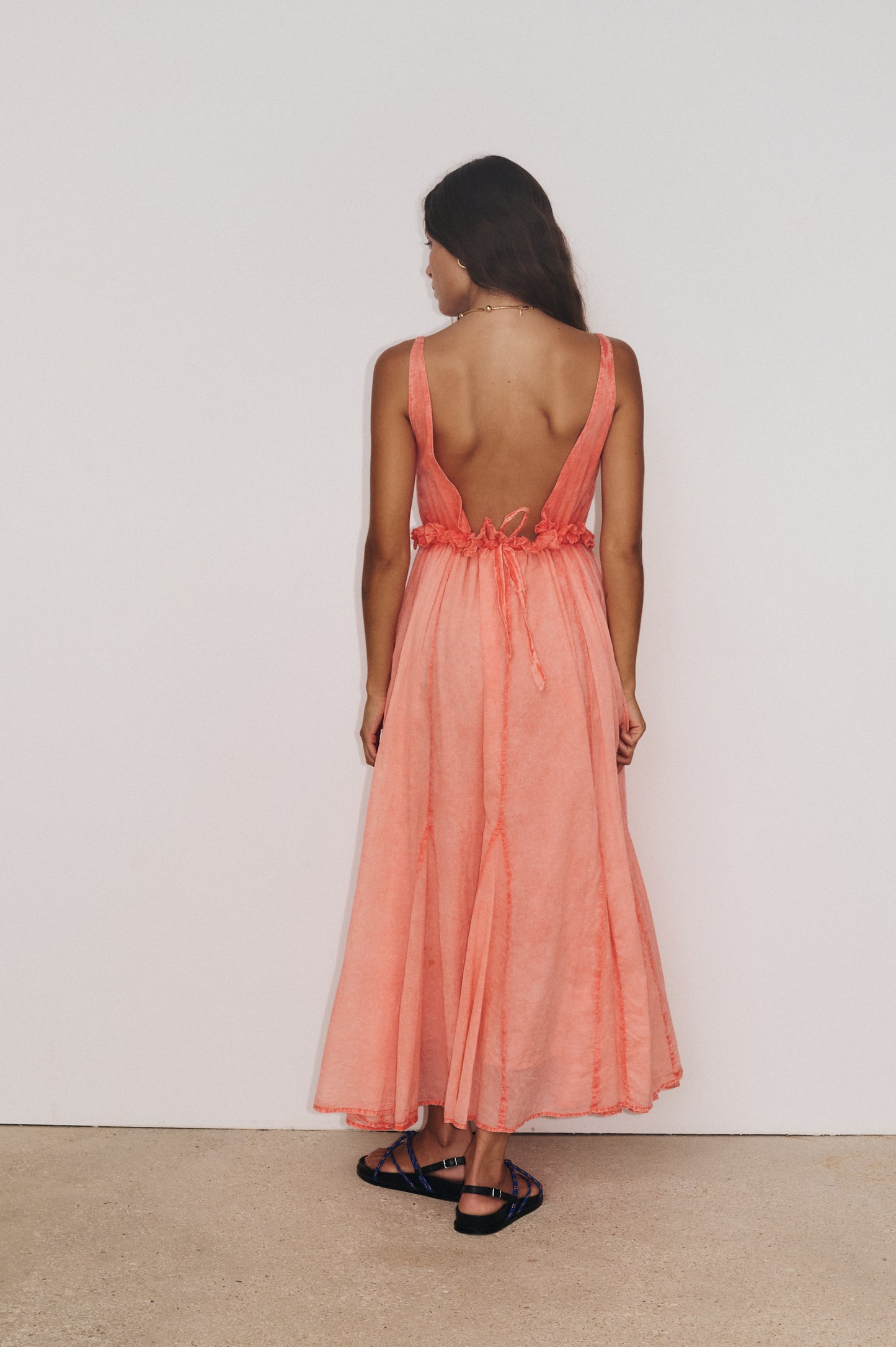 Robe Gaia orange Stella Forest vue dos, coupe longue aérienne et dos dégagé élégant