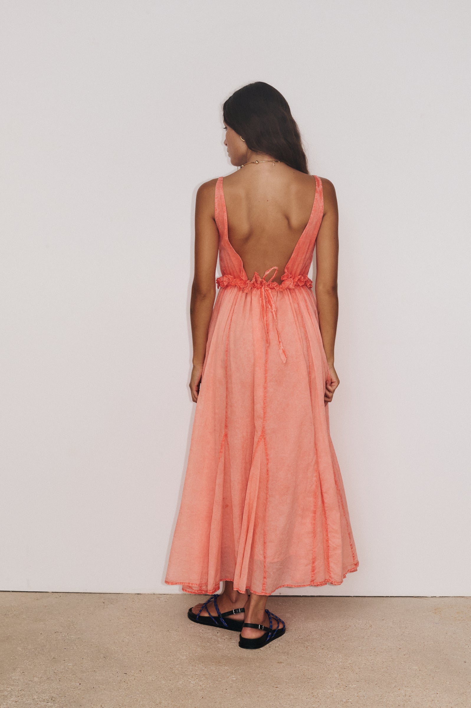 Robe Gaia orange Stella Forest vue dos, coupe longue aérienne et dos dégagé élégant