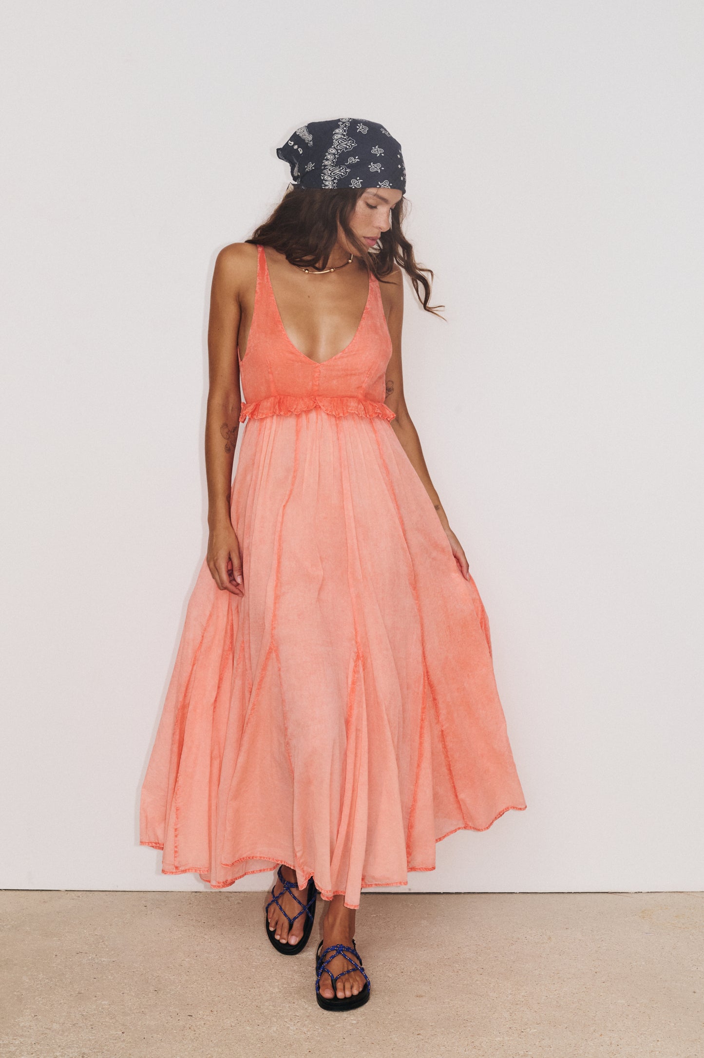 Robe longue Gaia orange Stella Forest en voile de coton, silhouette fluide bohème chic