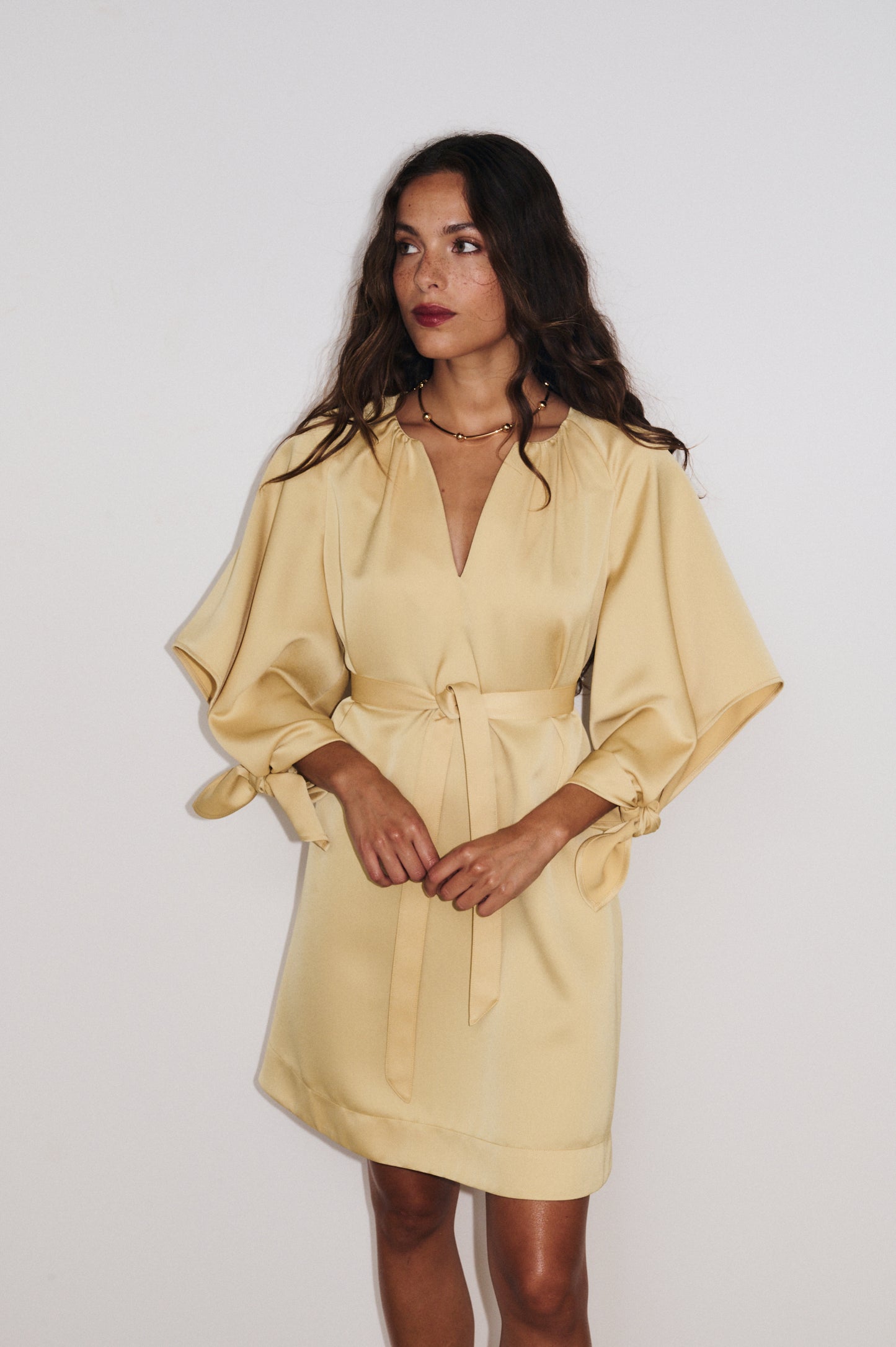 Robe Gala Stella Forest portée, silhouette élégante pour cérémonie