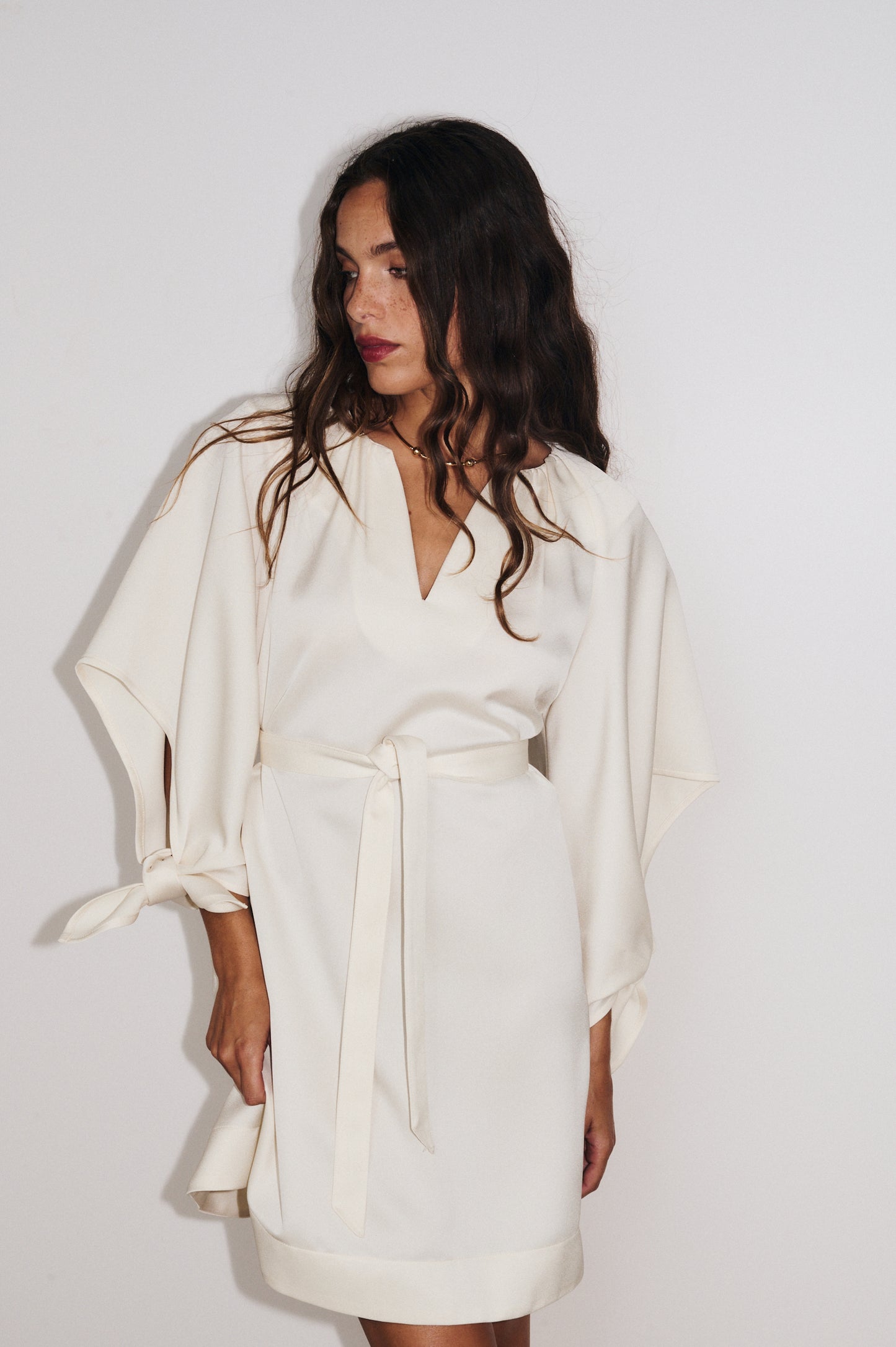 Robe Gala Stella Forest portée, silhouette élégante pour cérémonie