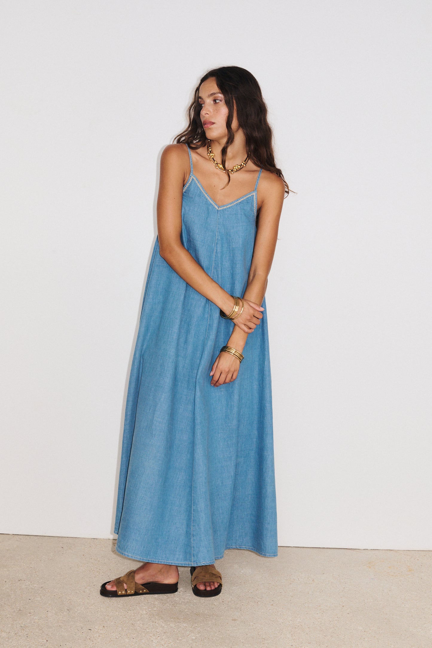 Robe longue Stella Forest portée dans un esprit bohème chic