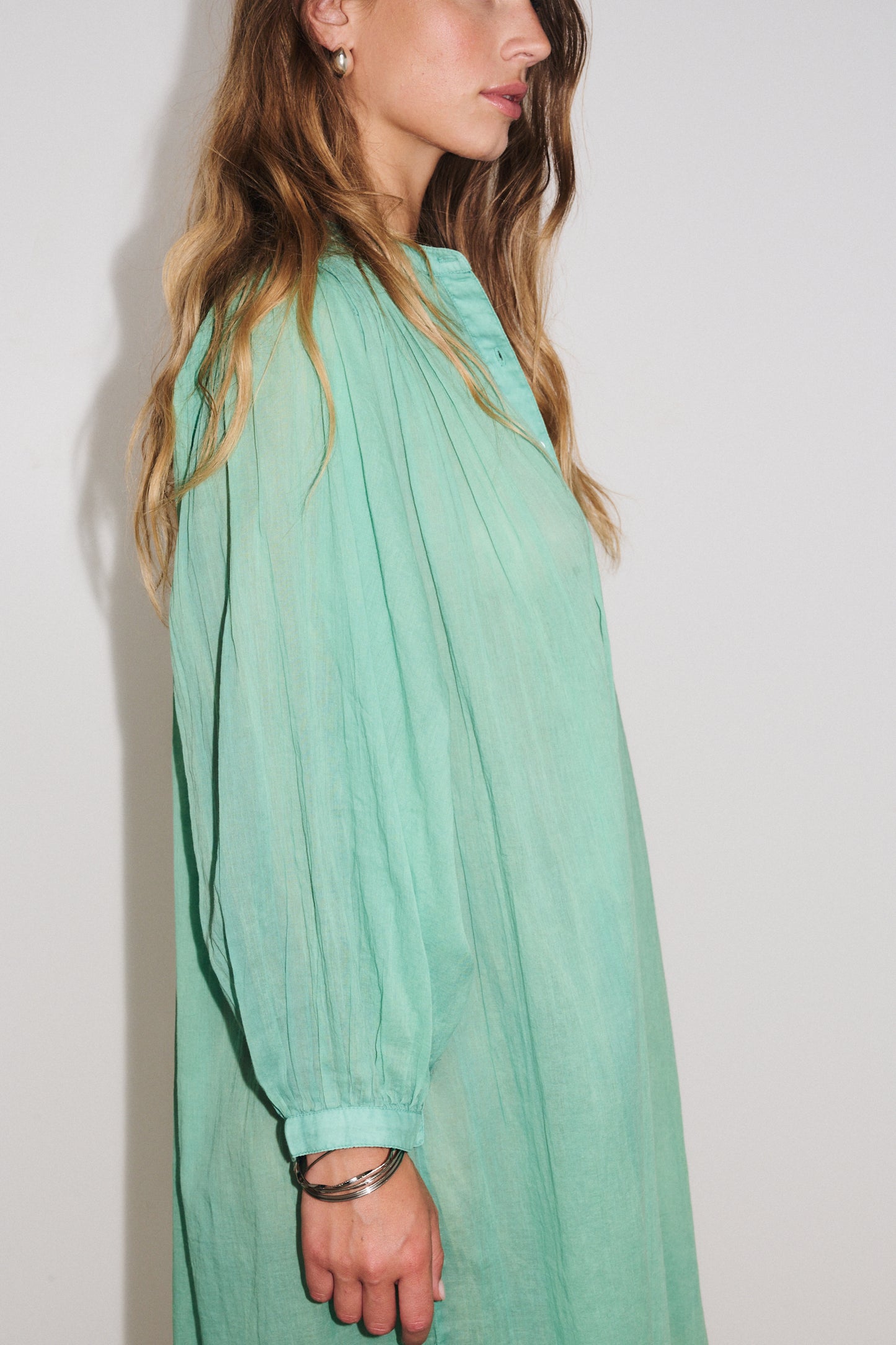 Robe Gaia Stella Forest portée en teinte céladon unique