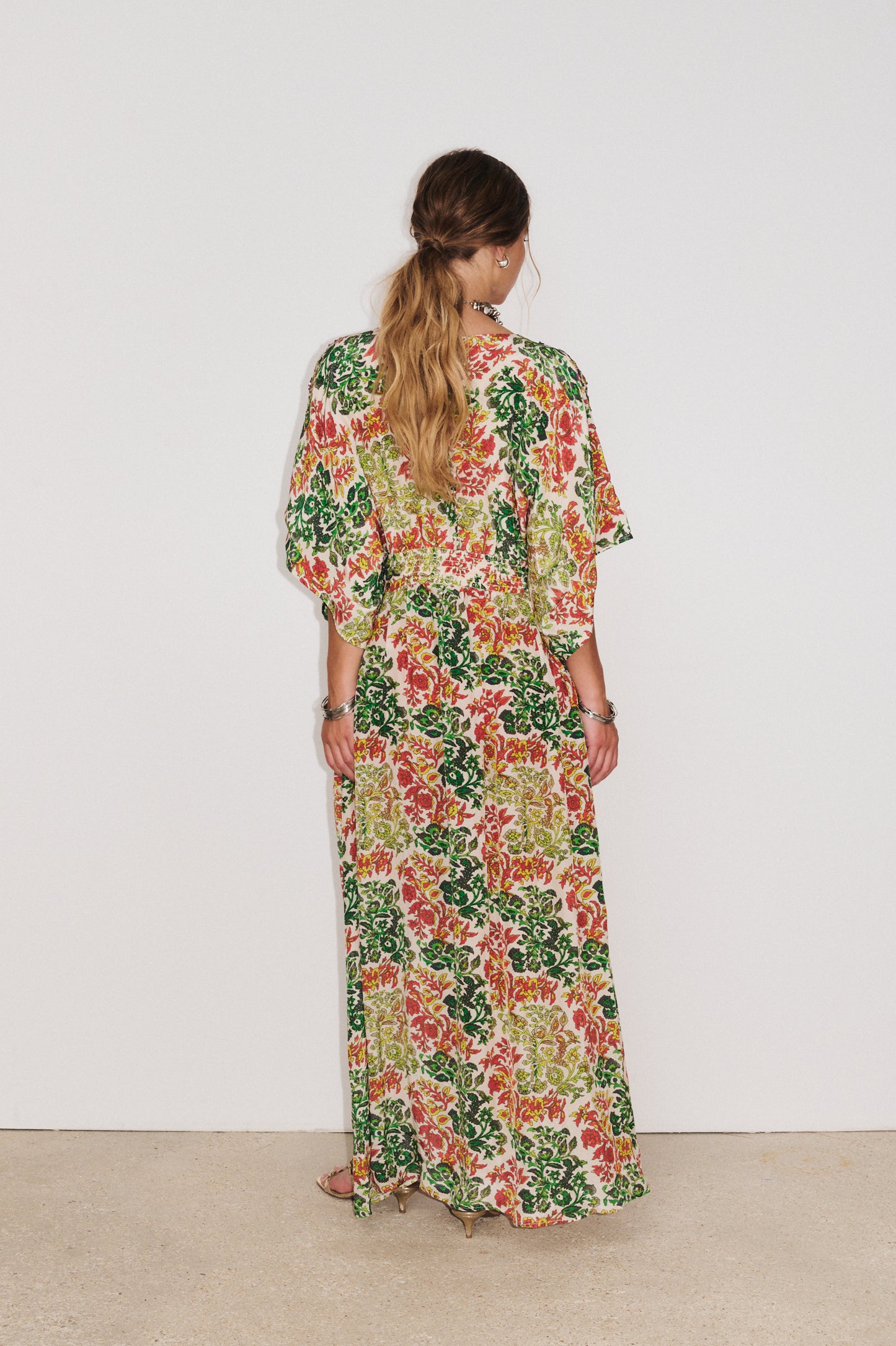 Robe Mira Stella Forest vue dos, silhouette aérienne et élégante