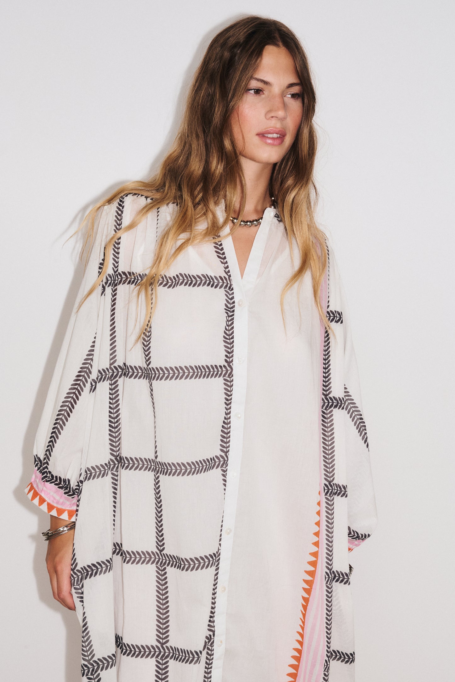 Robe Solène Stella Forest portée : col mao, haut structuré et style minimaliste