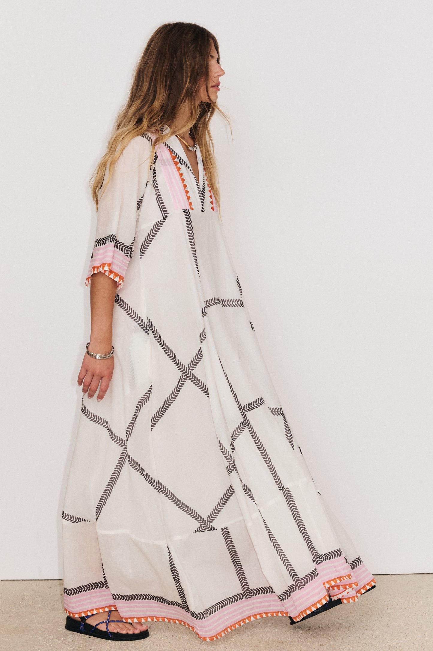 Robe Solène Stella Forest portée, coupe longue fluide et mouvement naturel