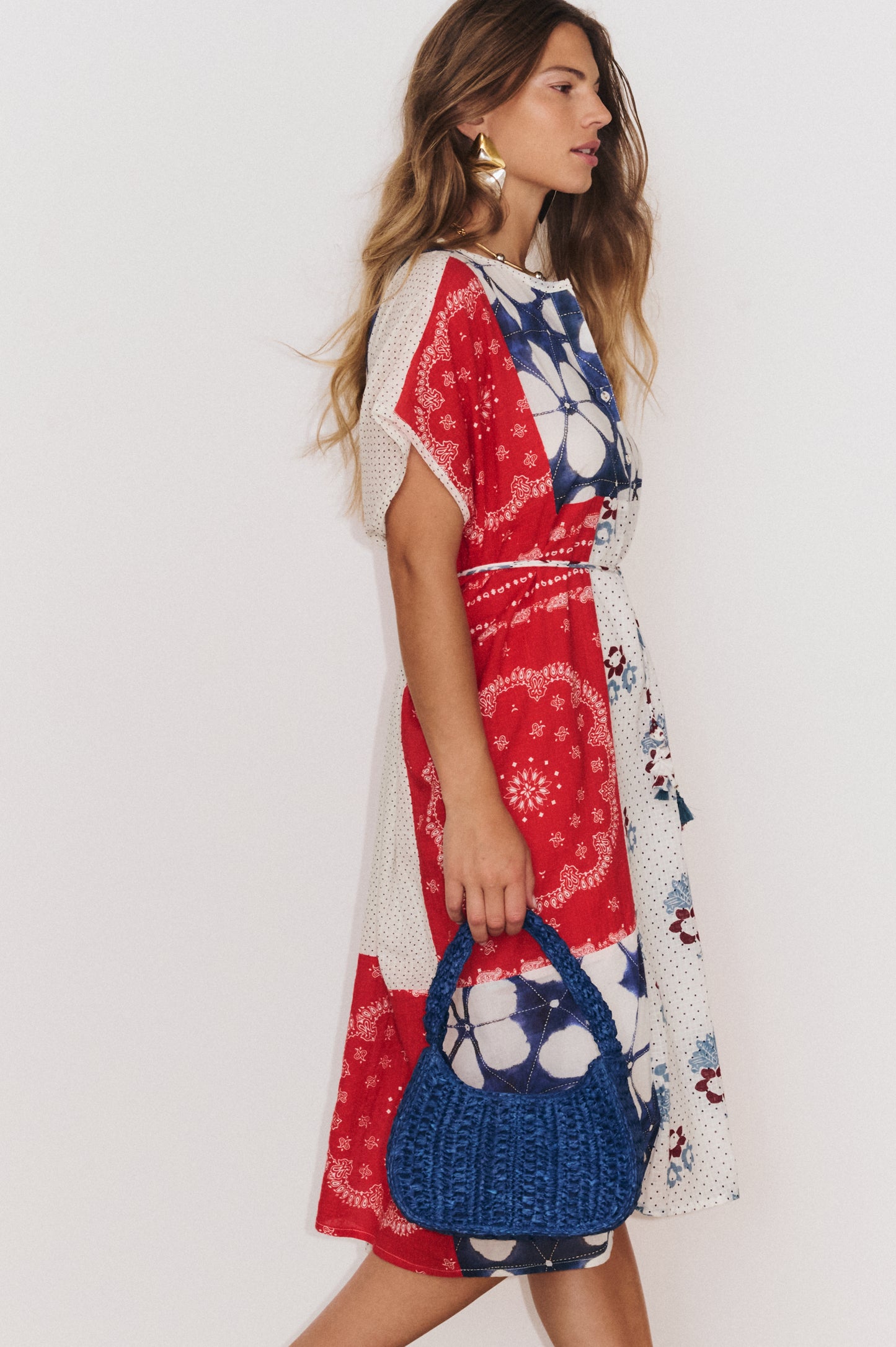 Robe Sophia Stella Forest portée : mix d’imprimés forts de la saison et silhouette fluide
