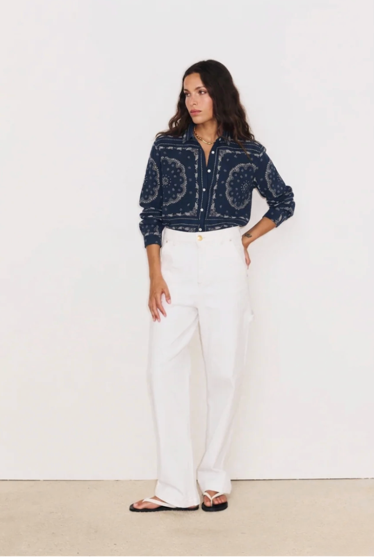 Détail du format XXL à manches longues esprit bandana navy  de la chemise en coton et viscose portée avec le pantalon worker Juliette blanc 
