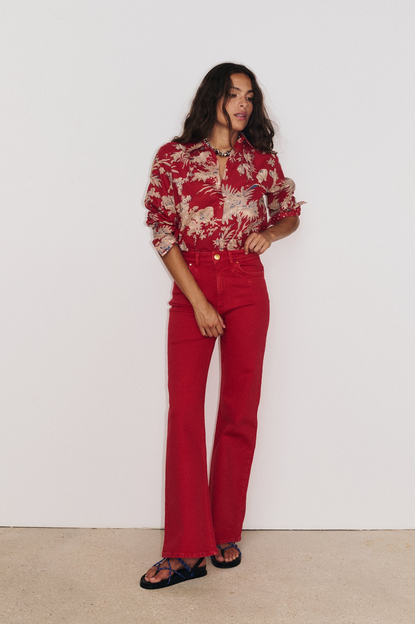 Look estival femme avec chemise Flavie rouge fluide et jean Juliette Stella Forest