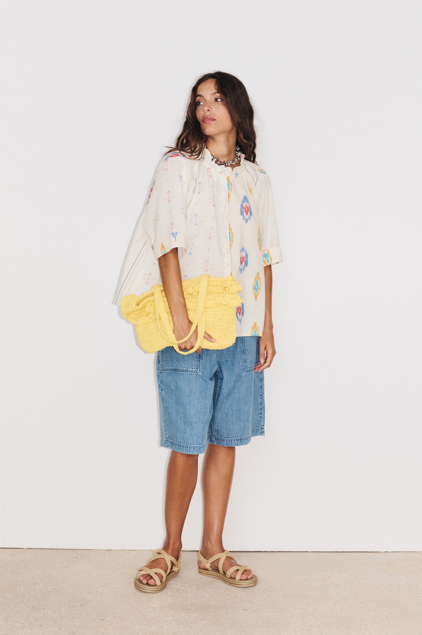 Chemise Kaia portée avec bermuda Bonnie en jean Stella Forest
