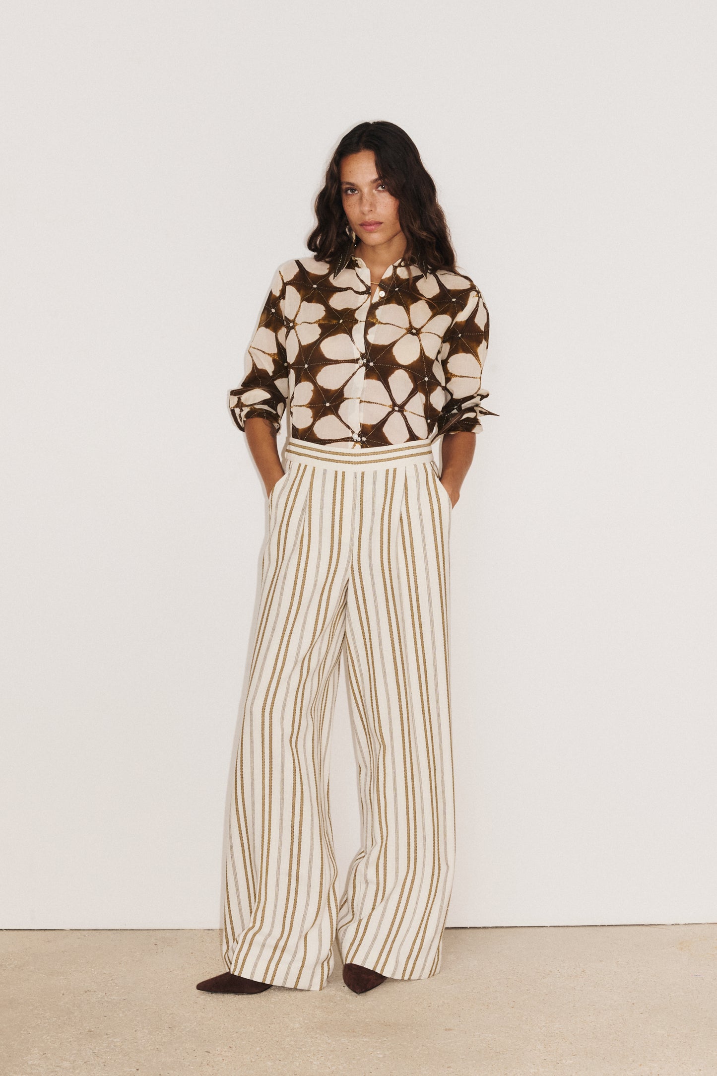 Chemise Lotus portée avec pantalon Panama pour un look casual chic