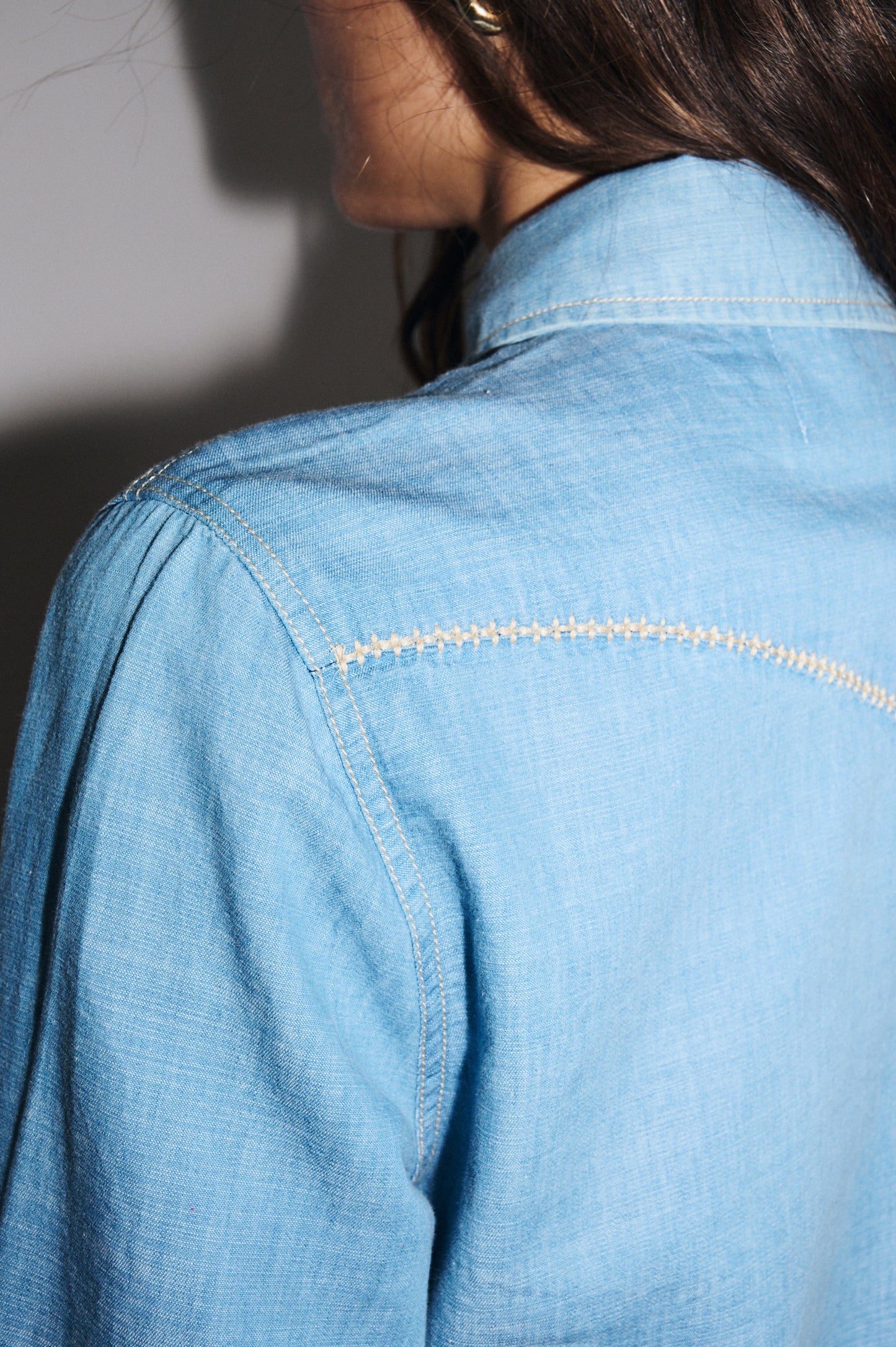 Zoom sur la broderie point de croix corde et détail des broderies végétales et incrustations contrastées de la chemise Hélène 