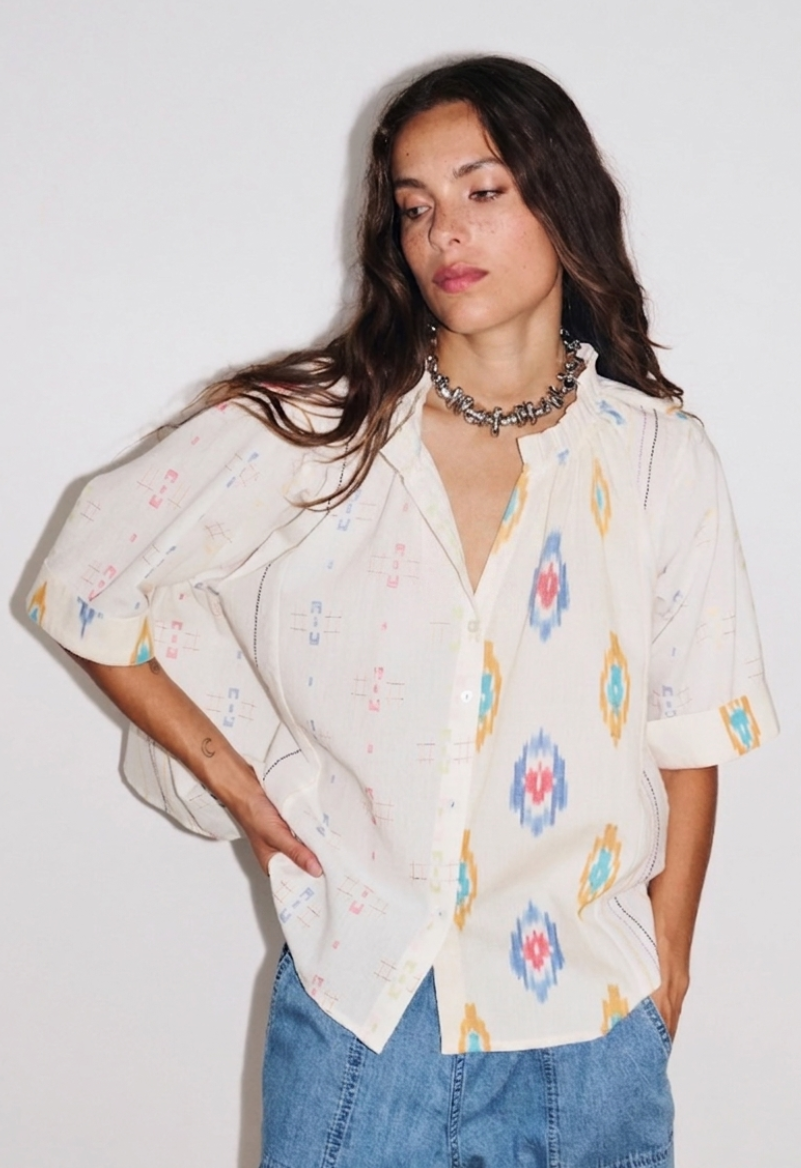 Zoom de la chemise femme manches courtes Kaia à motifs ikat et rayures déstructurées