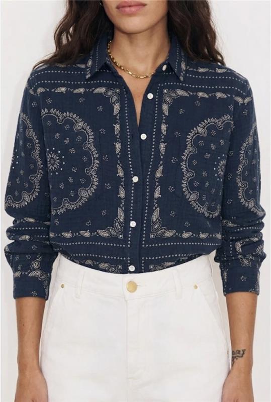 Zoom sur l’encolure chemise et le volume oversize de la chemise Bandana  Stella Forest en couleur navy