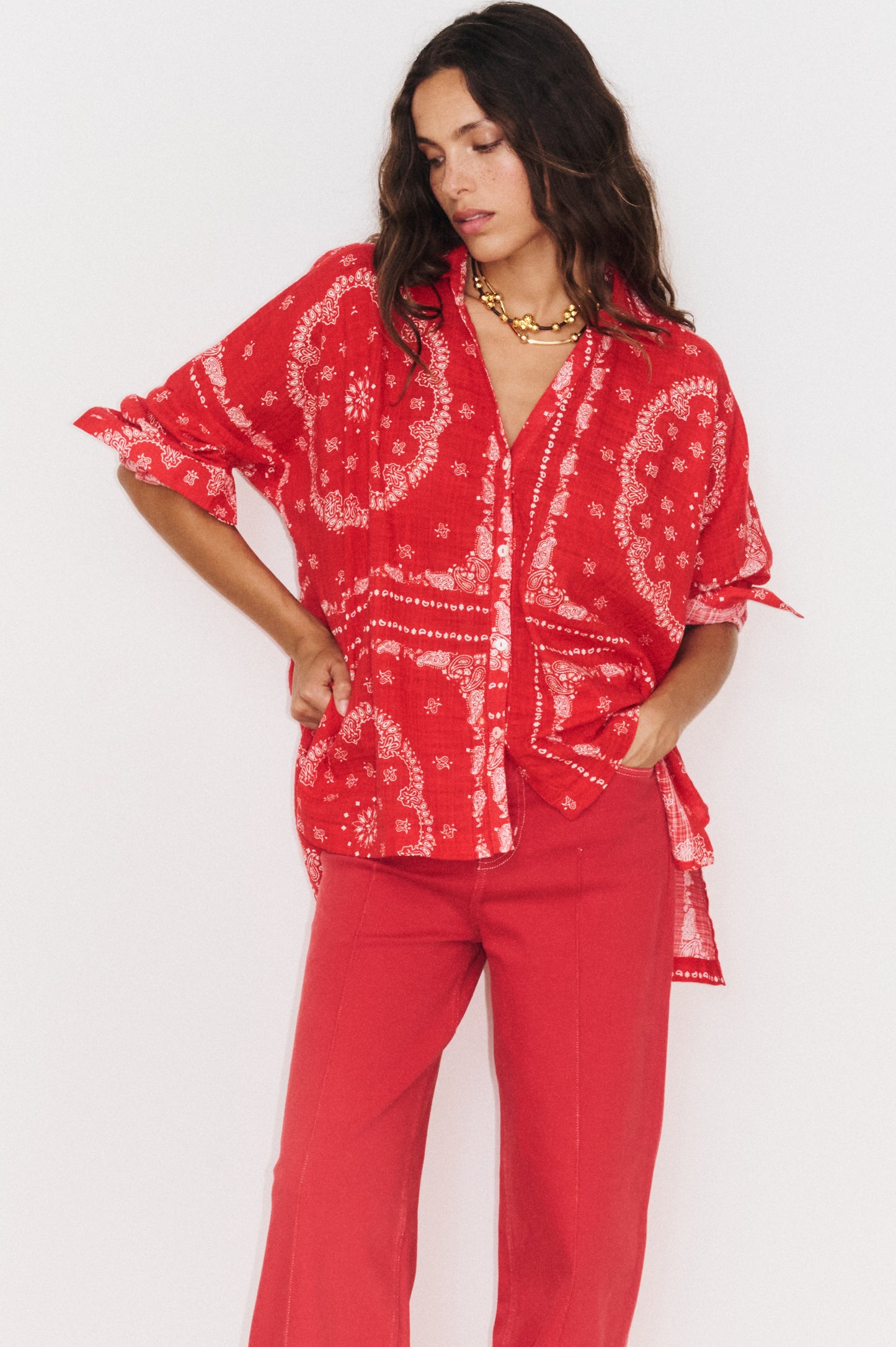 Zoom sur l’encolure chemise et le volume oversize de la chemise Bandana  Stella Forest en couleur rouge 