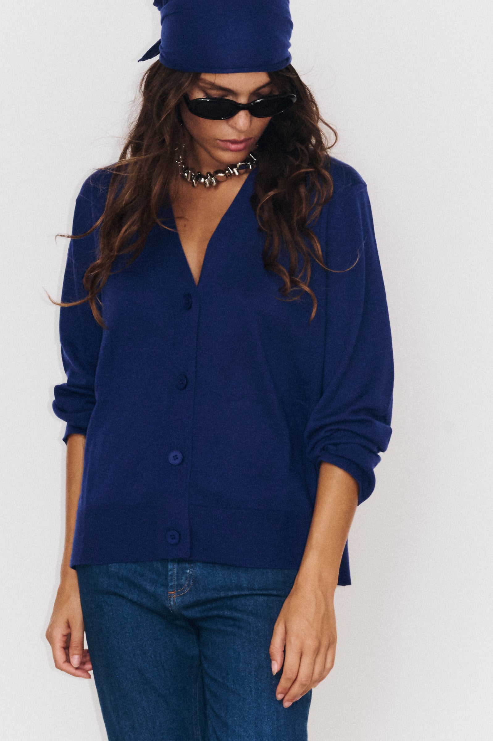 Zoom sur les détails du gilet tessa bleu indigo 